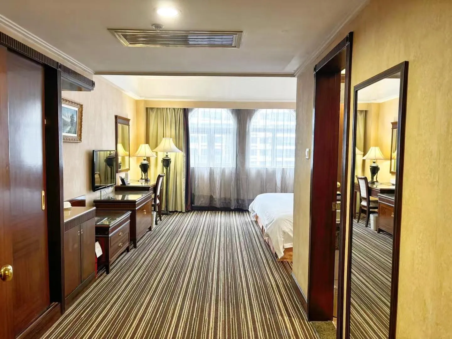 Bedroom, Bed in Grand Palace Hotel - Grand Hotel Management Group - Free shuttle bus to Canton Fair during Canton Fair period