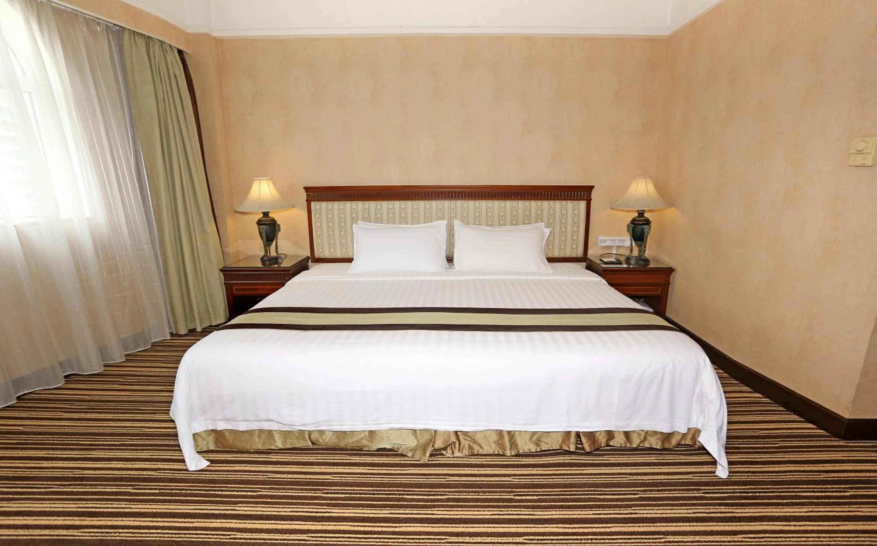 Bed in Grand Palace Hotel - Grand Hotel Management Group - Free shuttle bus to Canton Fair during Canton Fair period