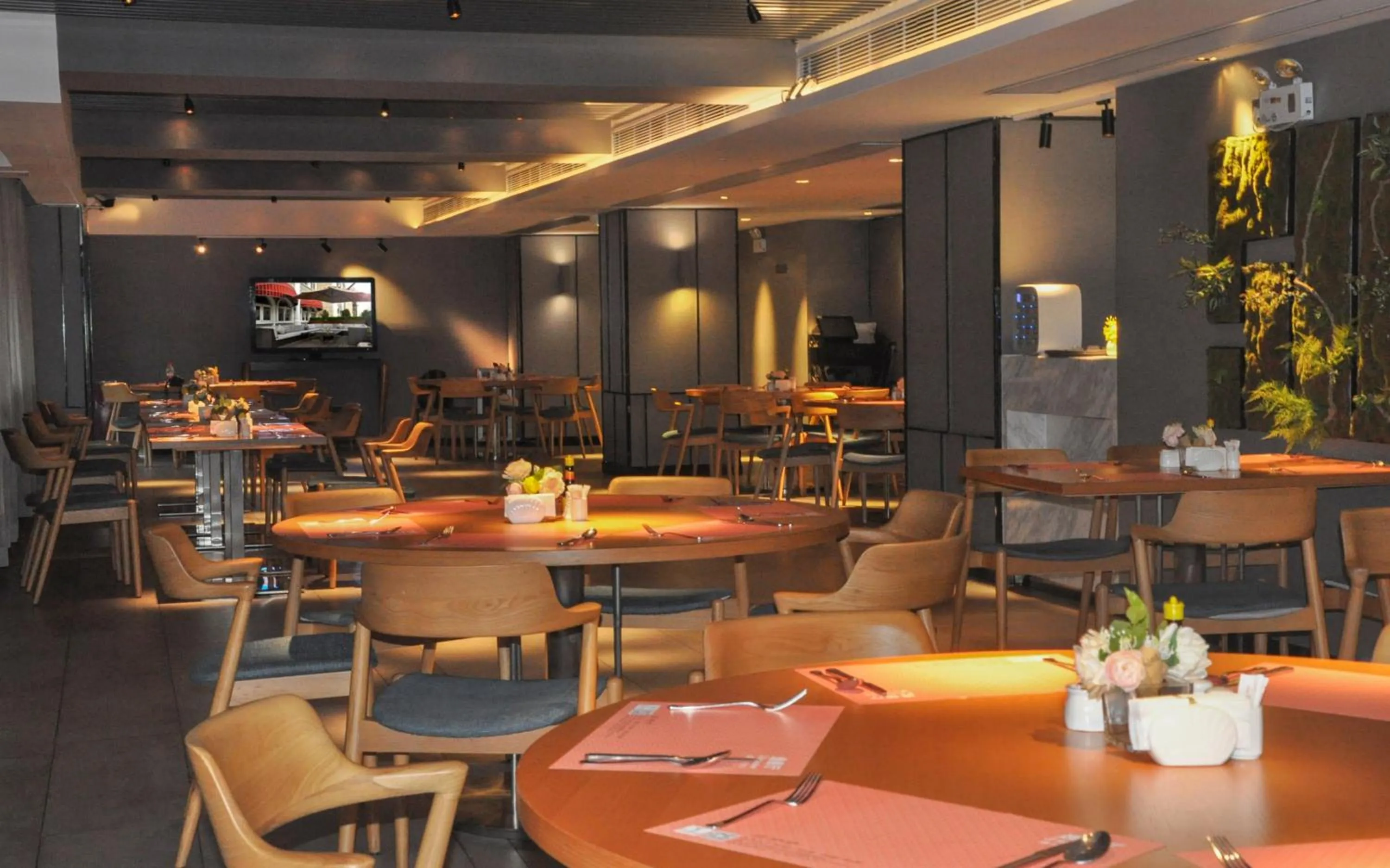 Breakfast in Grand Palace Hotel - Grand Hotel Management Group - Free shuttle bus to Canton Fair during Canton Fair period