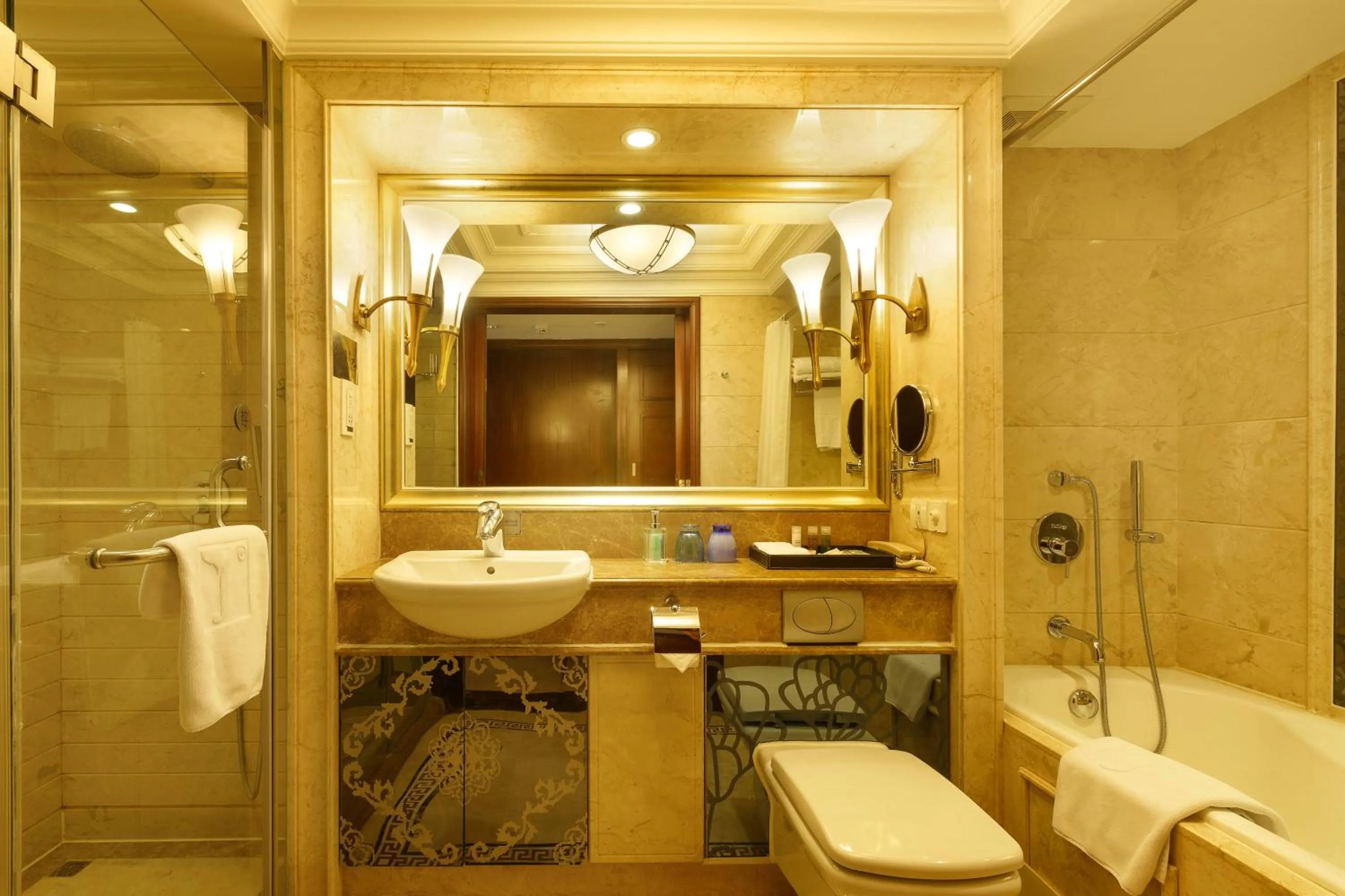 Bathroom in Grand Palace Hotel - Grand Hotel Management Group - Free shuttle bus to Canton Fair during Canton Fair period