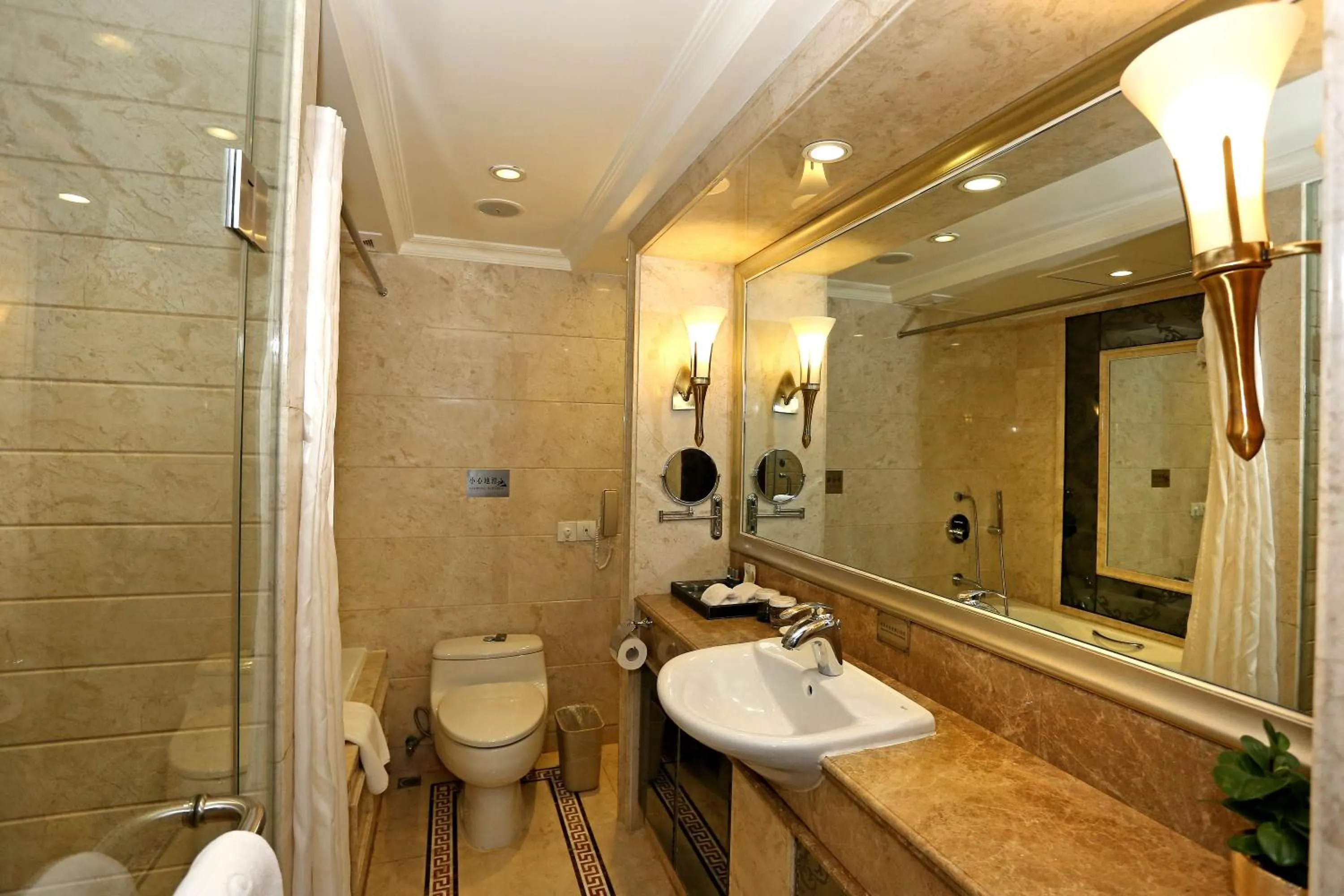 Bathroom in Grand Palace Hotel - Grand Hotel Management Group - Free shuttle bus to Canton Fair during Canton Fair period
