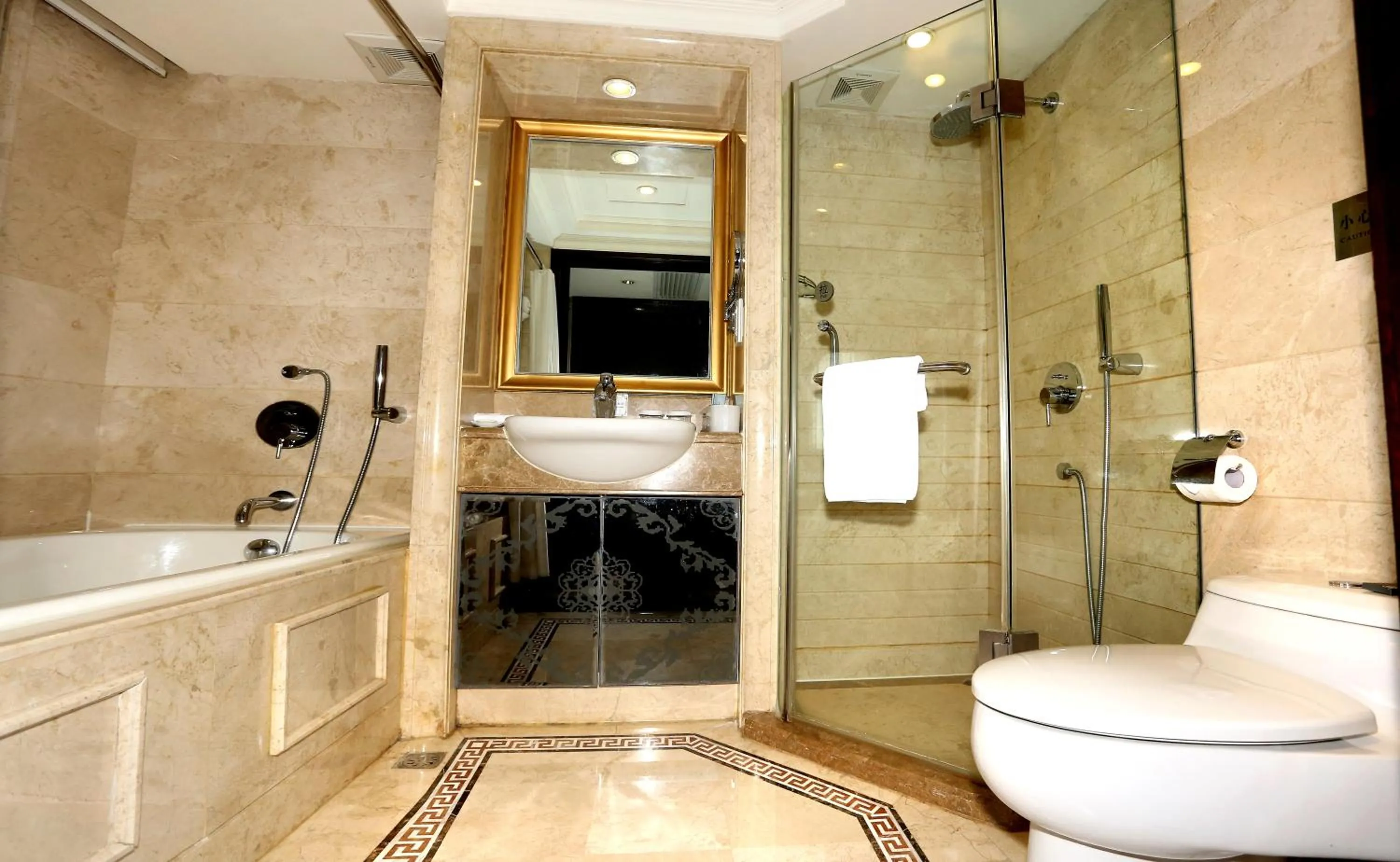 Bathroom in Grand Palace Hotel - Grand Hotel Management Group - Free shuttle bus to Canton Fair during Canton Fair period
