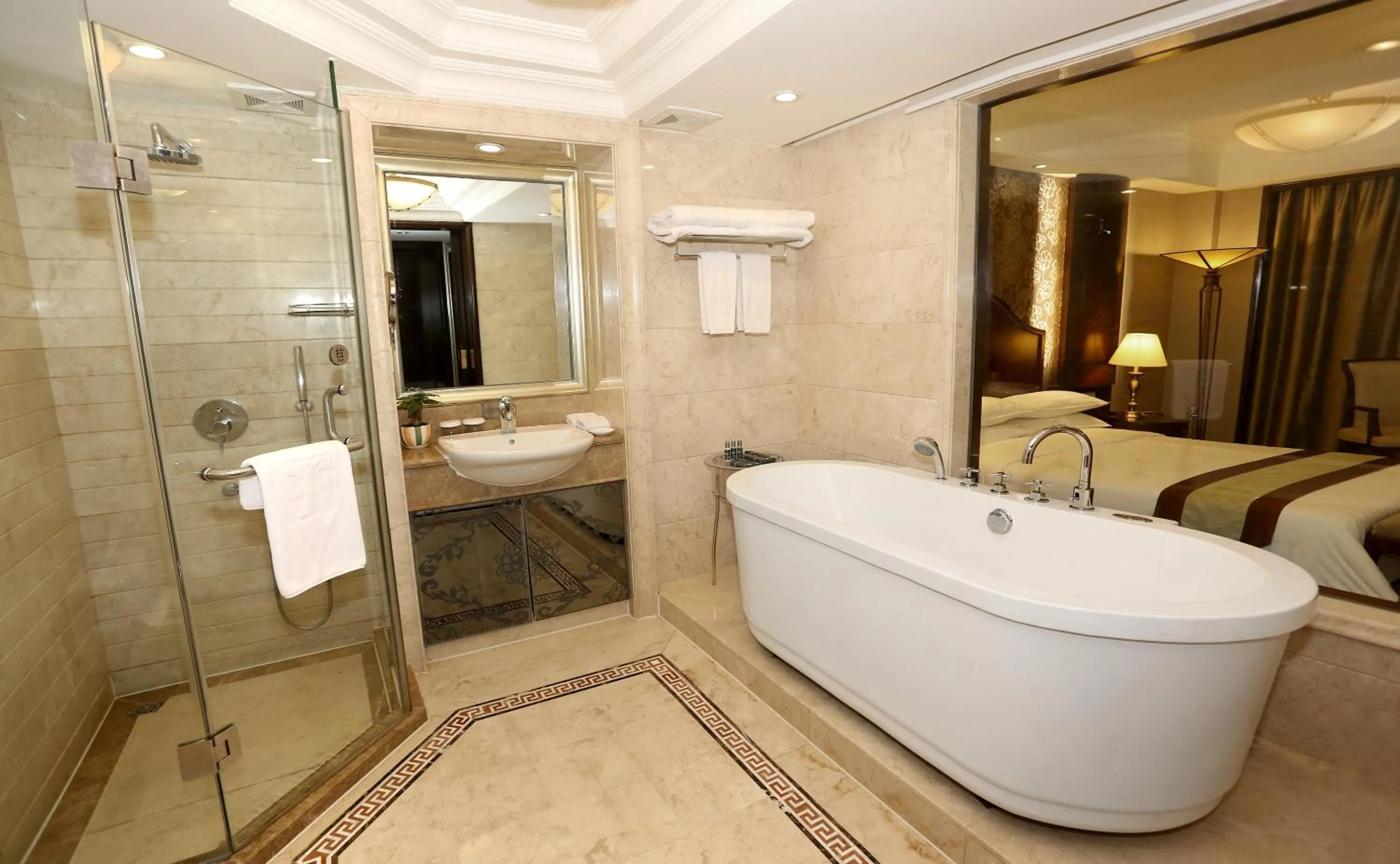 Bathroom in Grand Palace Hotel - Grand Hotel Management Group - Free shuttle bus to Canton Fair during Canton Fair period