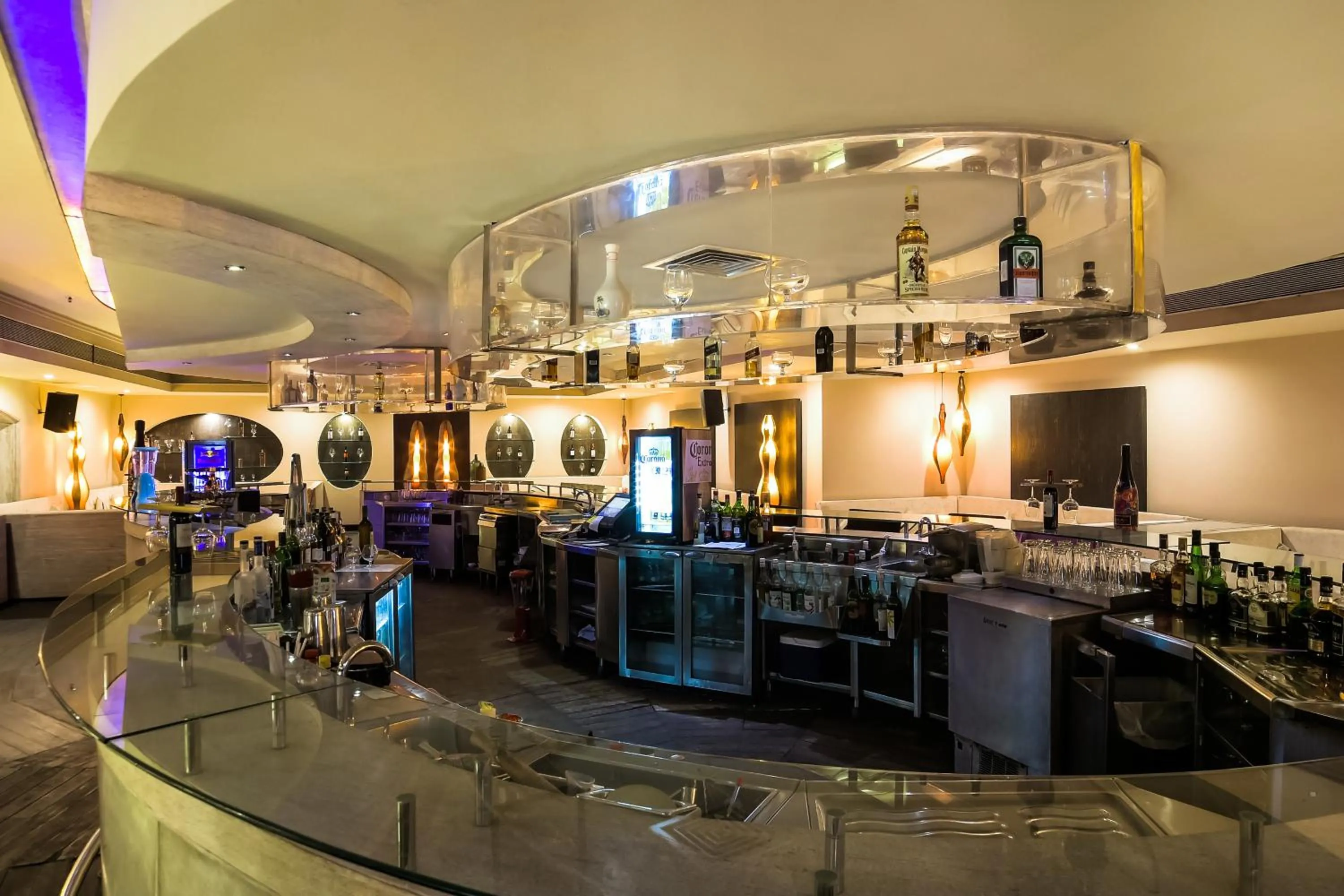 Lounge or bar in The Zuri White Sands, Goa Resort & Casino