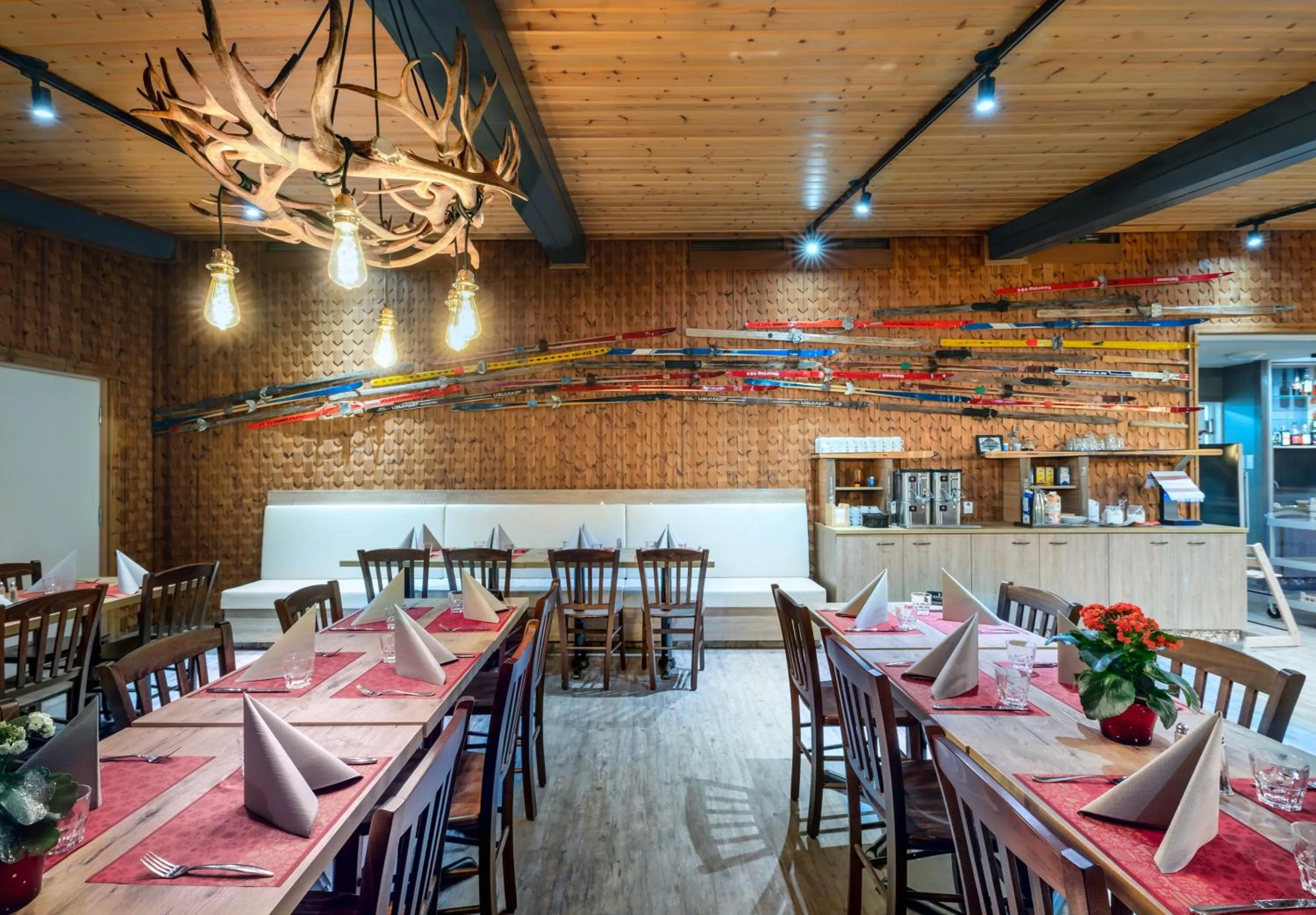 Restaurant/places to eat in Jeris Lakeside Resort