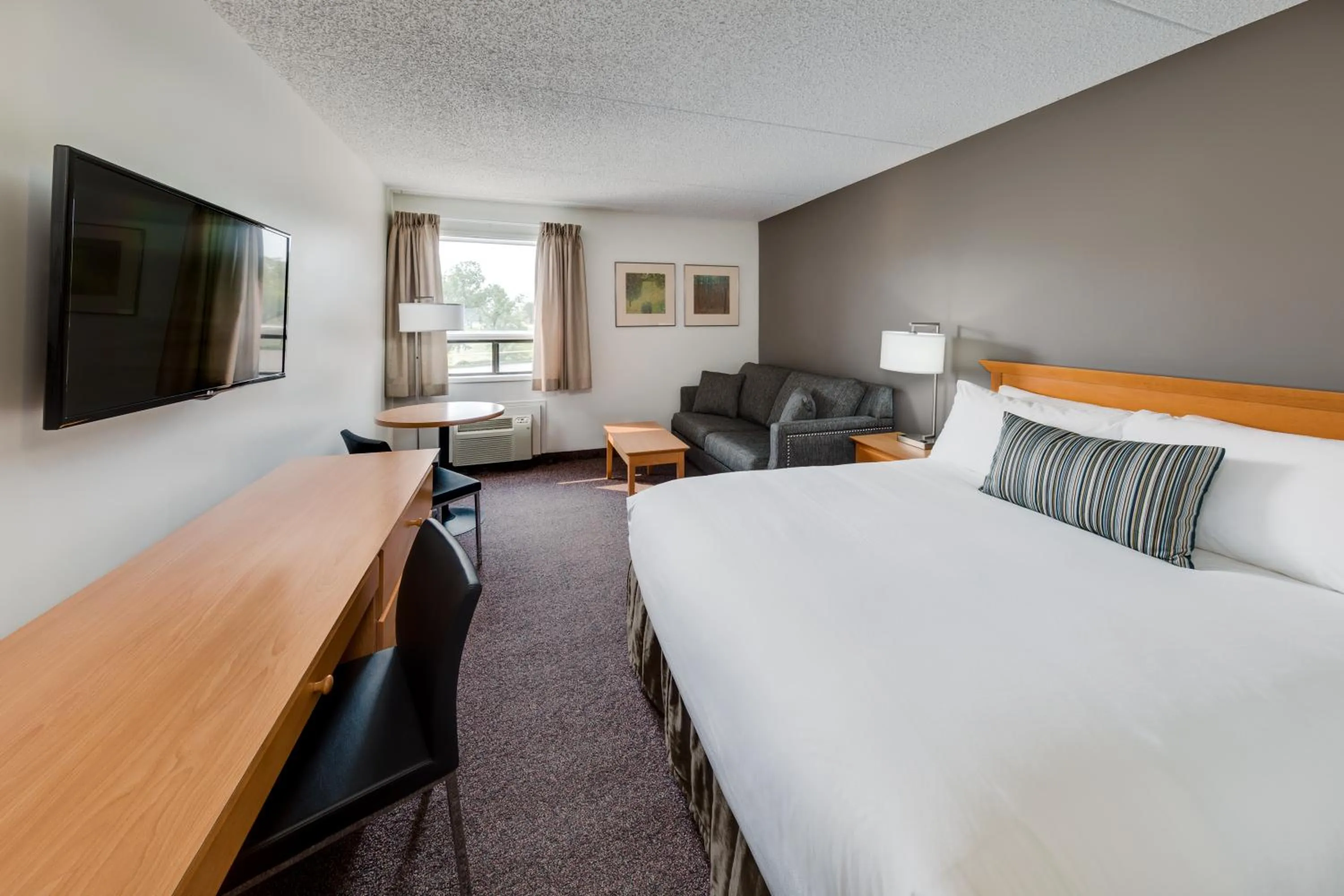 Bed in Heritage Inn Hotel & Convention Centre - Moose Jaw