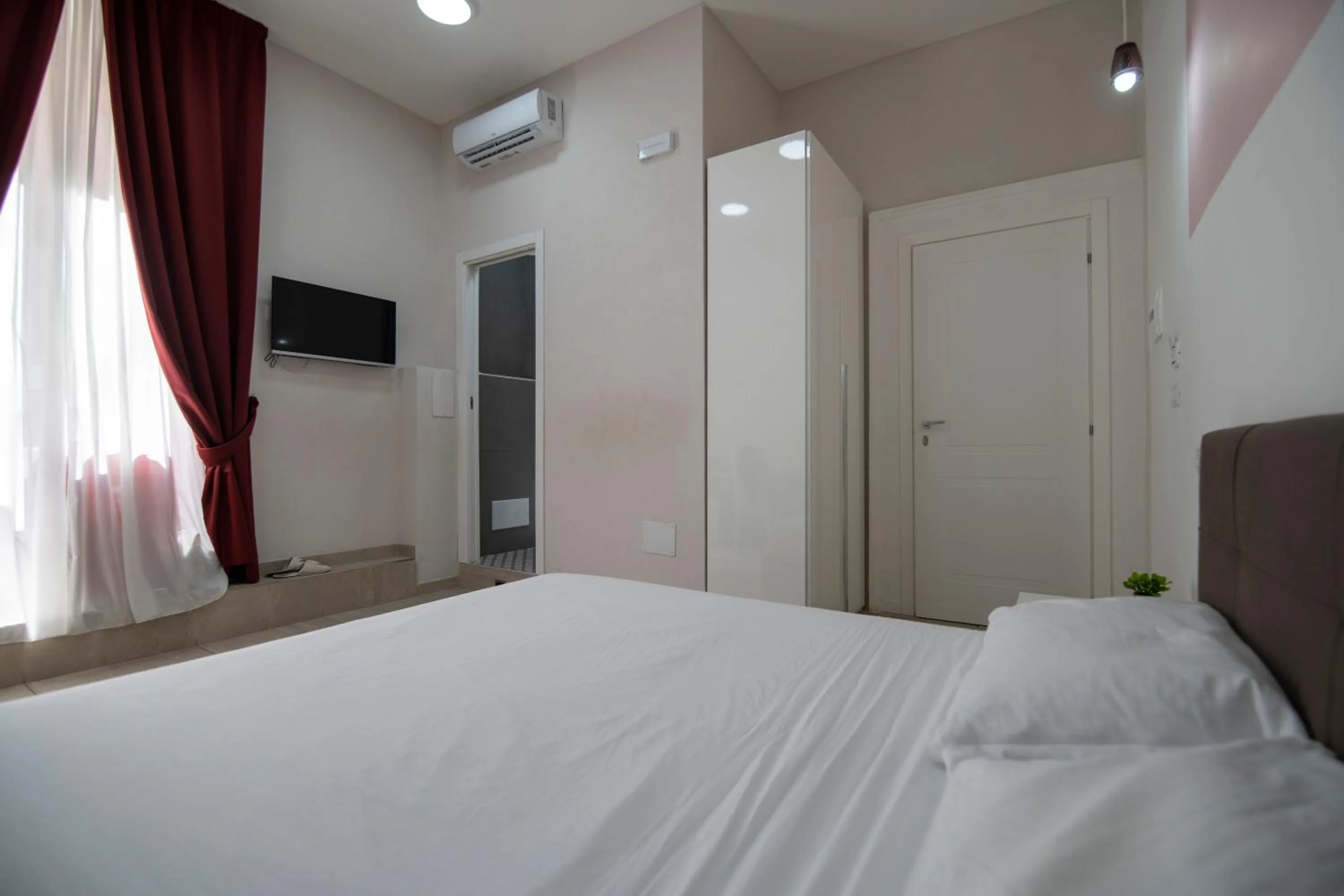 Photo of the whole room, Bed in La Chambre