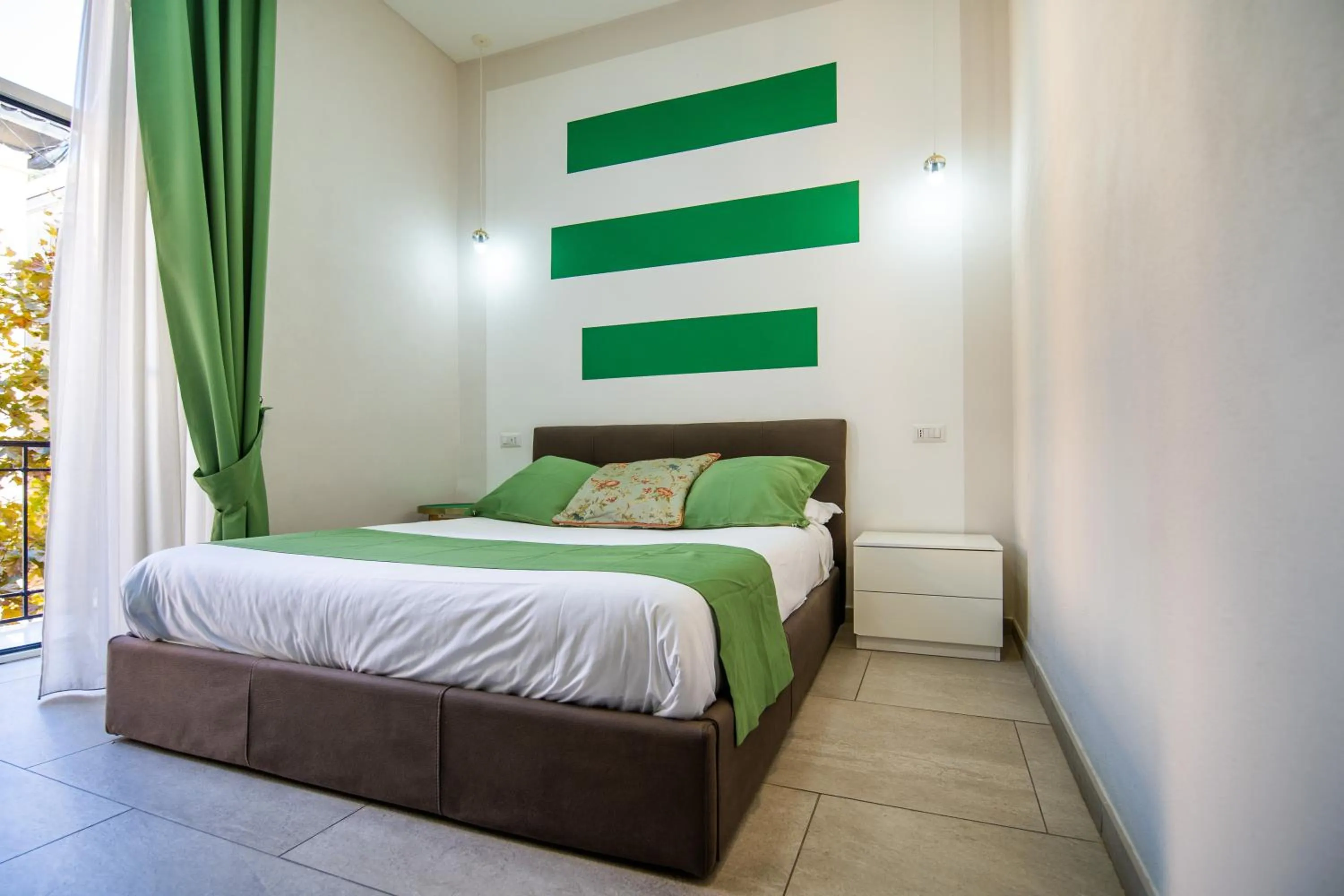 Photo of the whole room, Bed in La Chambre