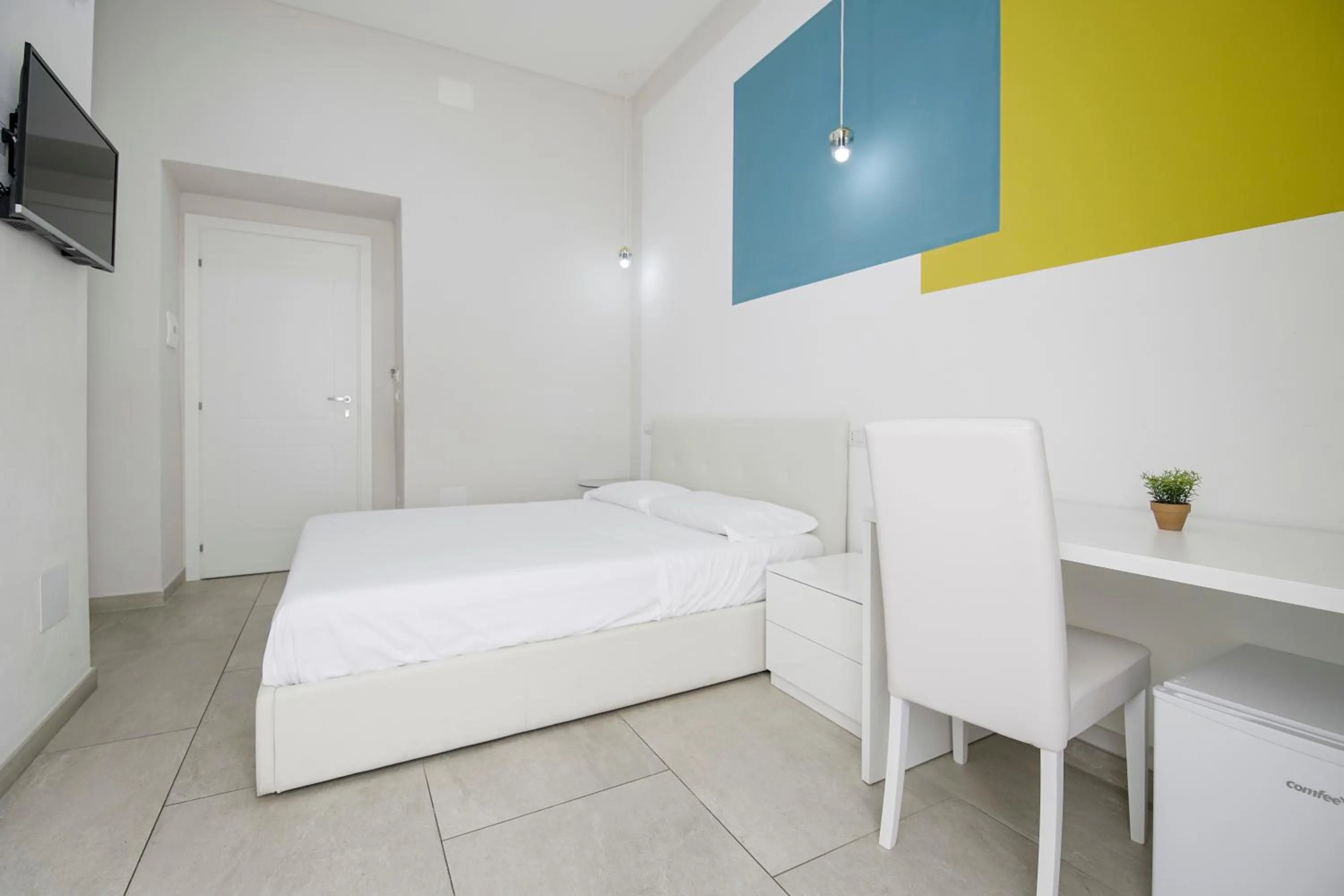 Photo of the whole room, Bed in La Chambre