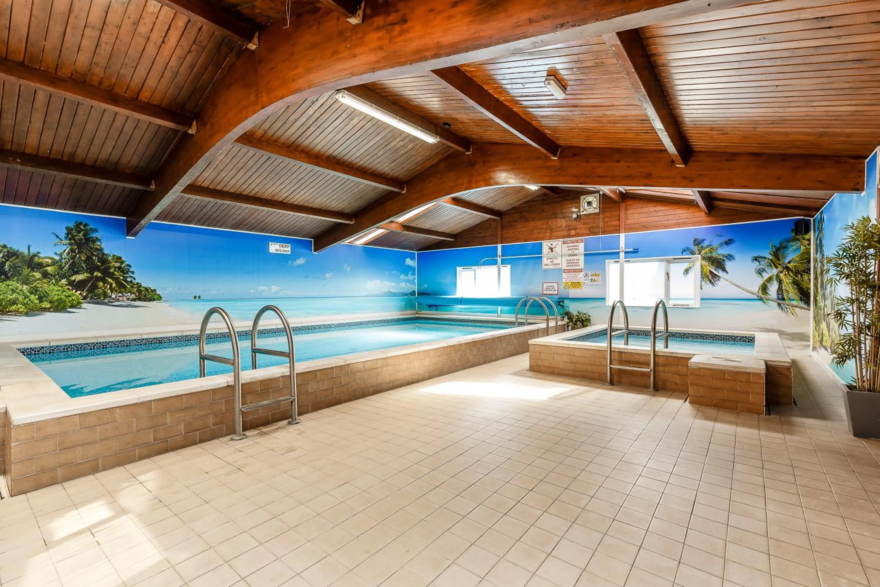 Swimming pool in Bucklegrove Holiday Park