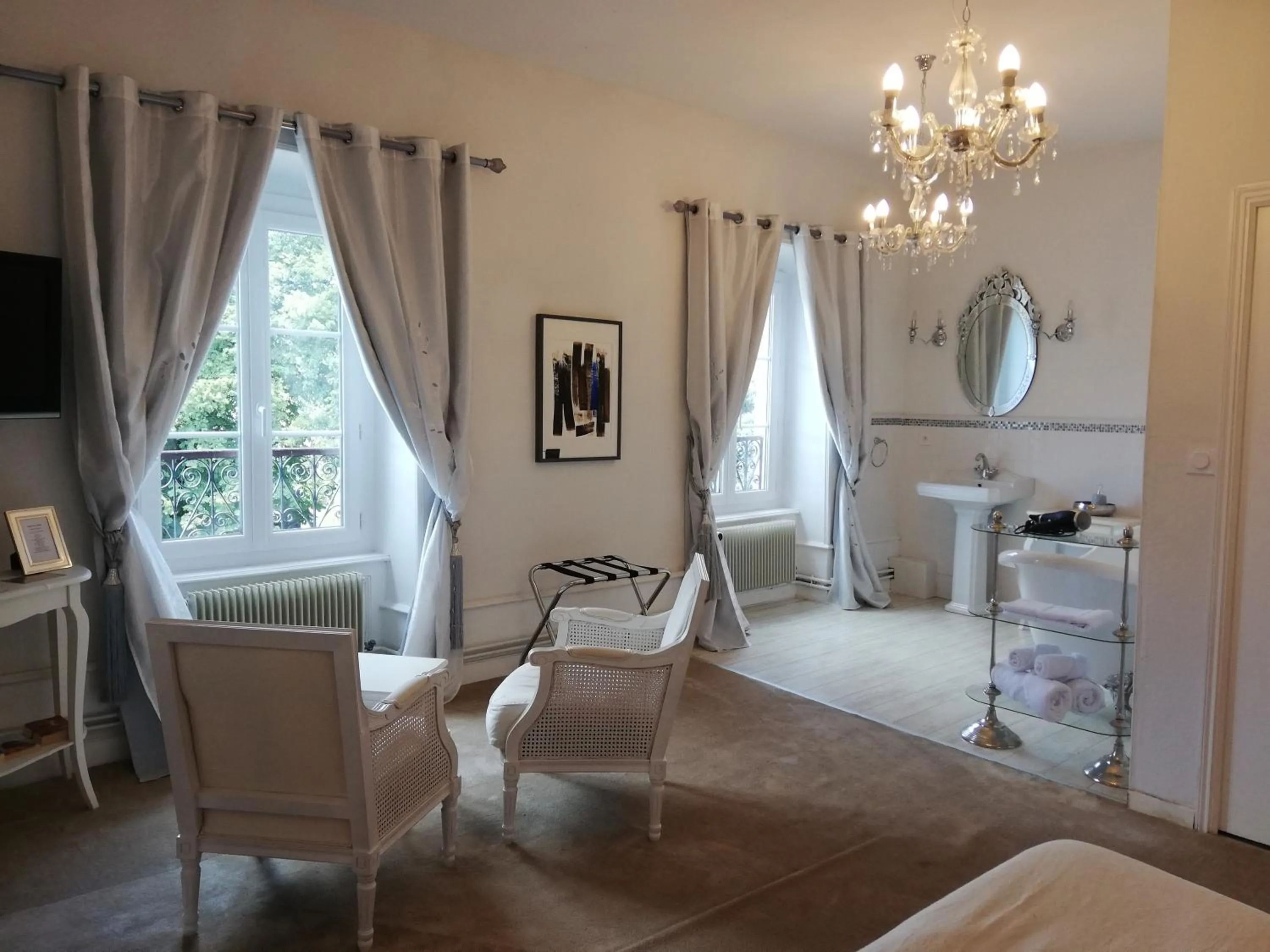 Living room, Bed in Château Les 4 Saisons