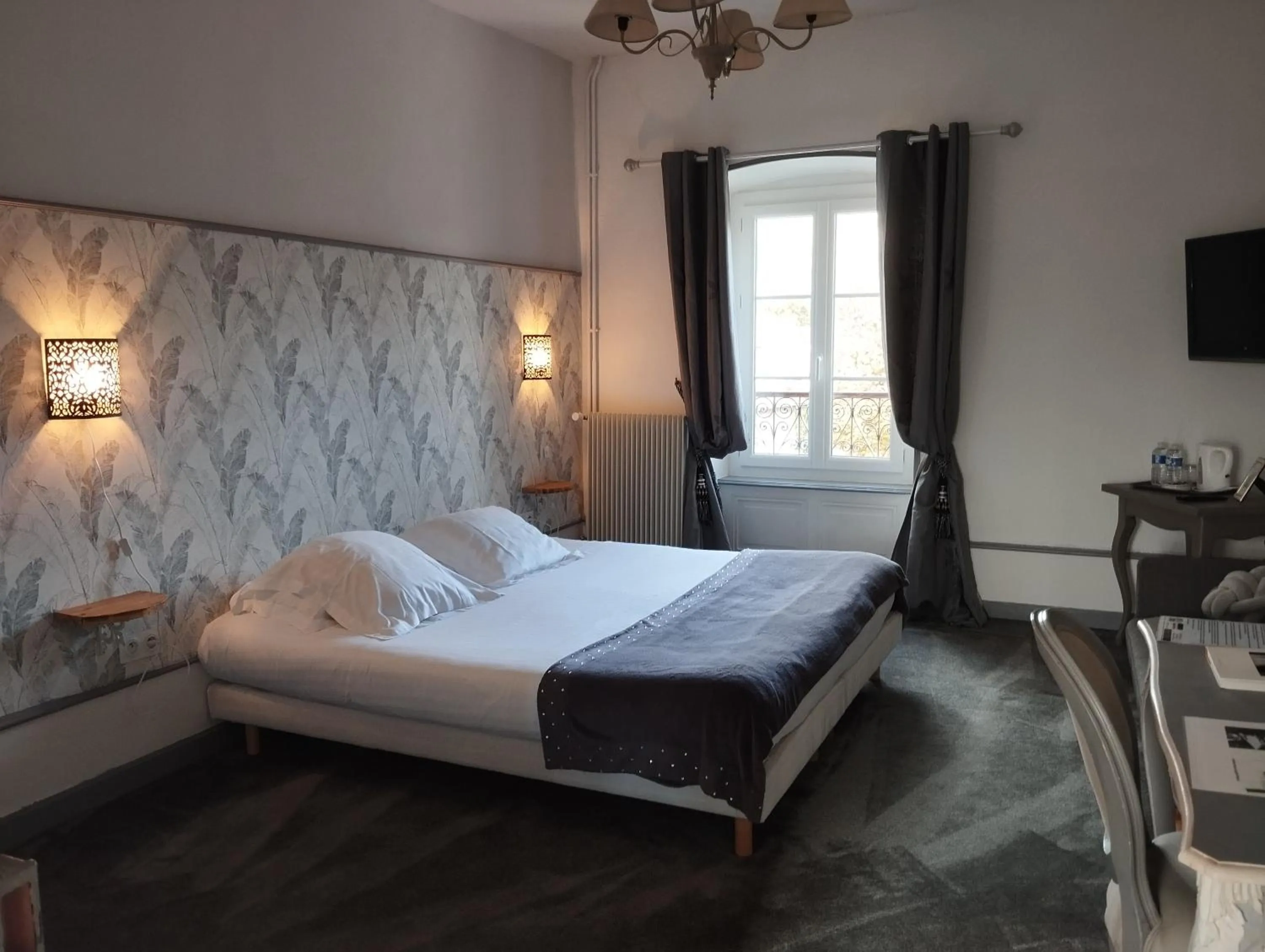 Photo of the whole room, Bed in Château Les 4 Saisons