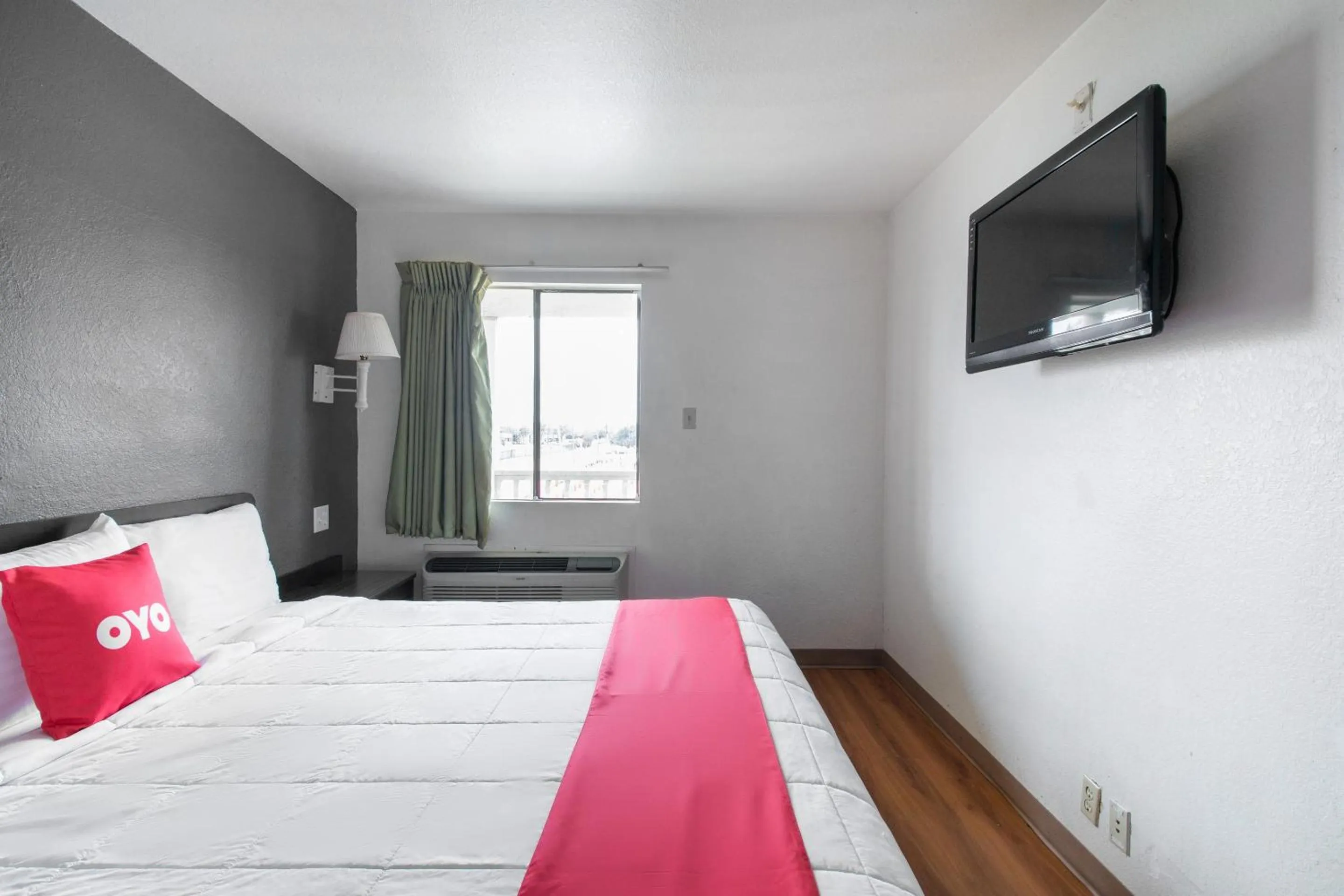 Bedroom, Bed in OYO Hotel Irving DFW Airport North