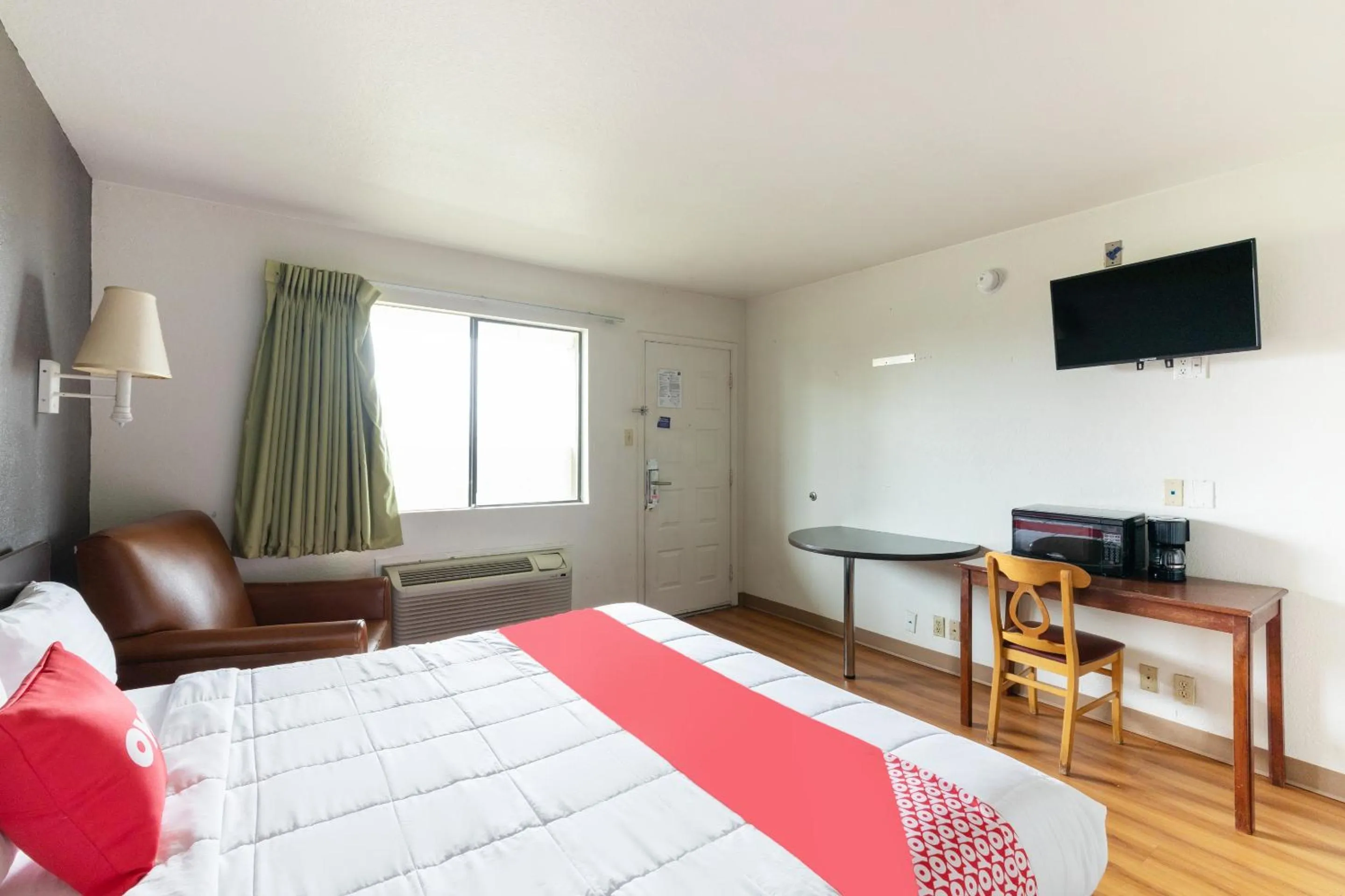 Bedroom, Bed in OYO Hotel Irving DFW Airport North