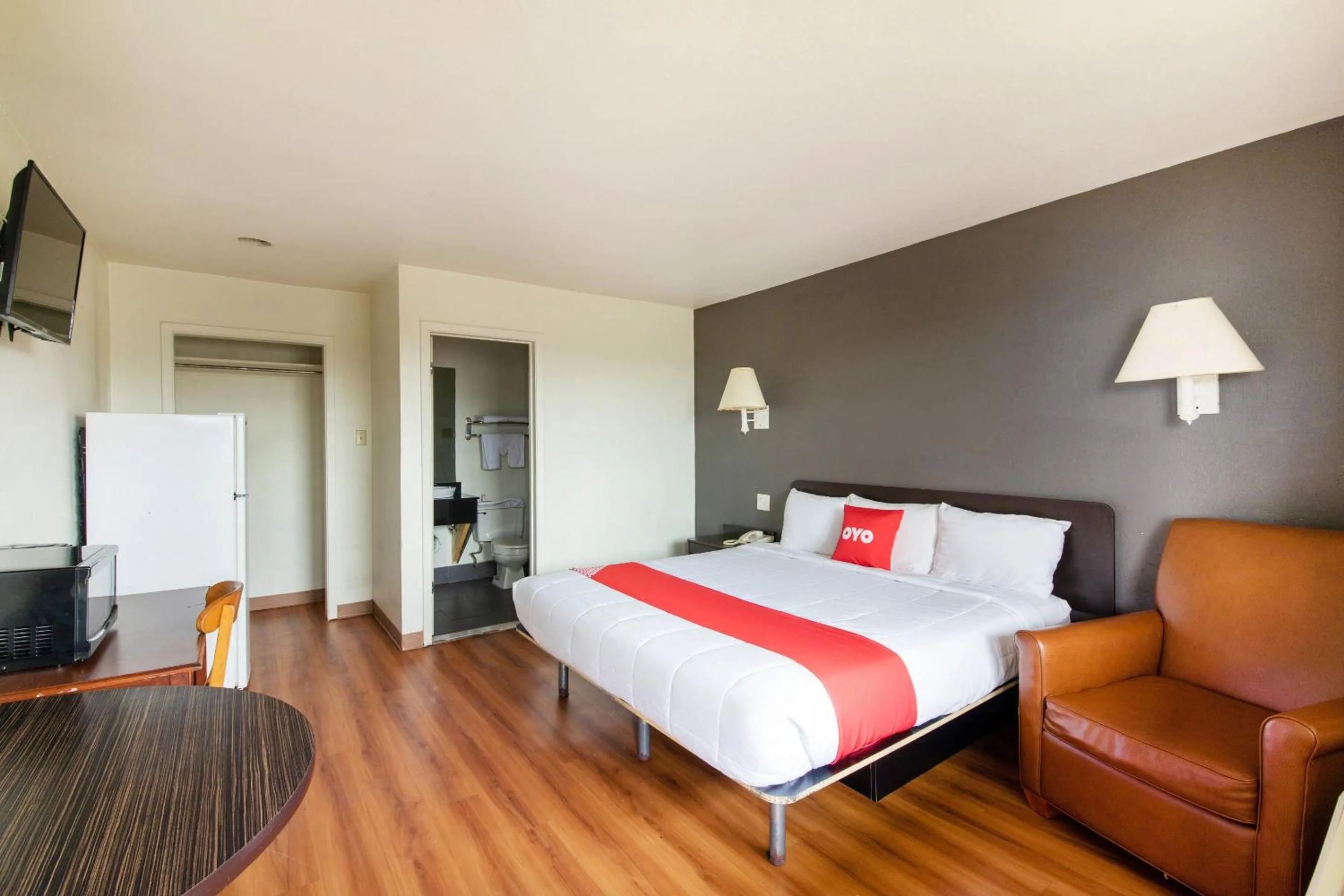 Bedroom, Bed in OYO Hotel Irving DFW Airport North