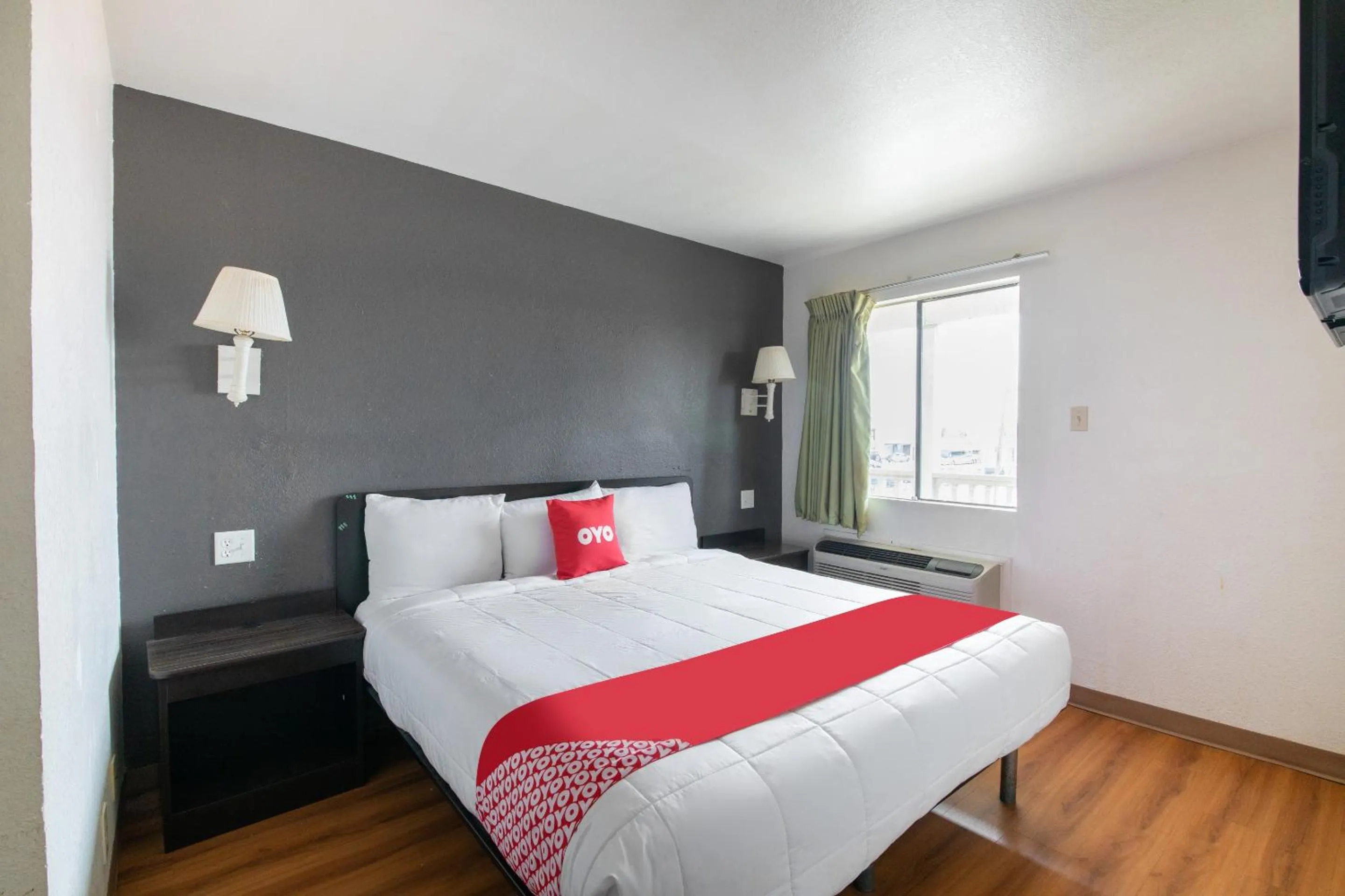 Bedroom, Bed in OYO Hotel Irving DFW Airport North