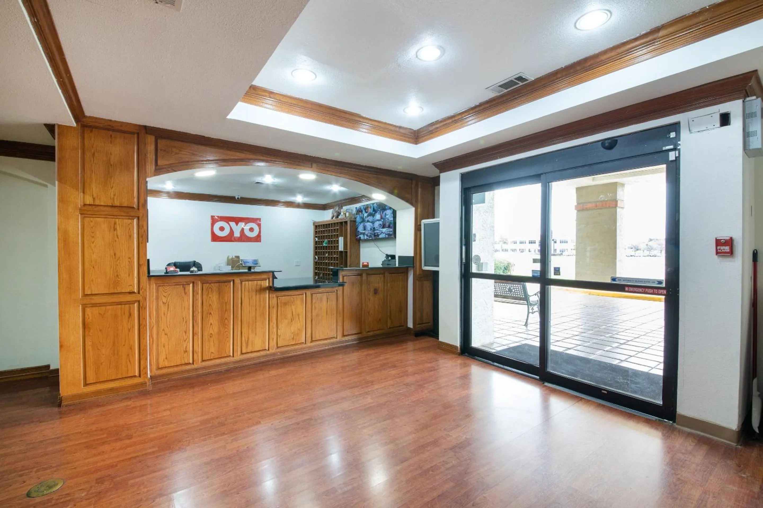 Lobby or reception in OYO Hotel Irving DFW Airport North