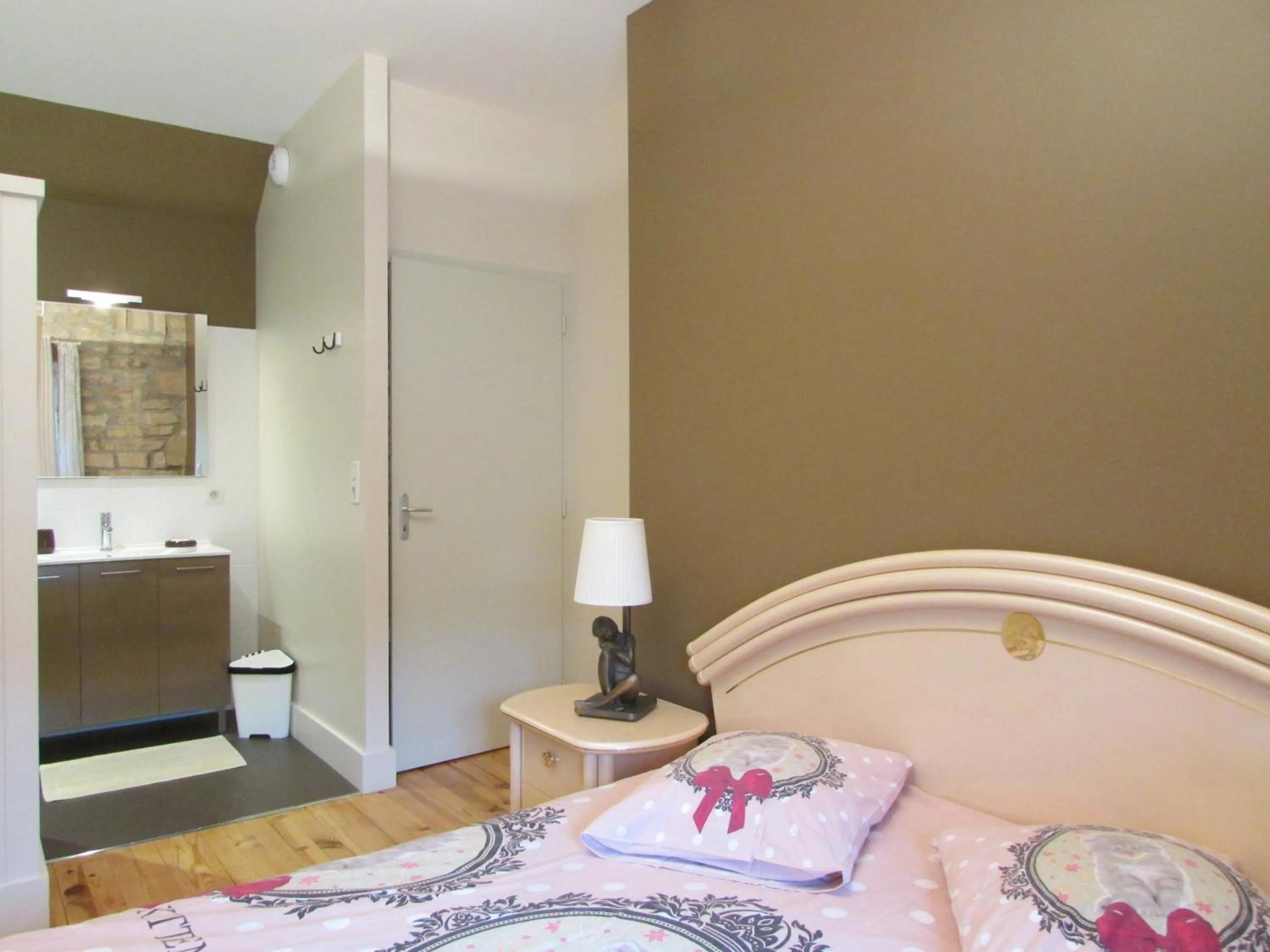 Photo of the whole room, Bed in Gites de Jeand'Heurs