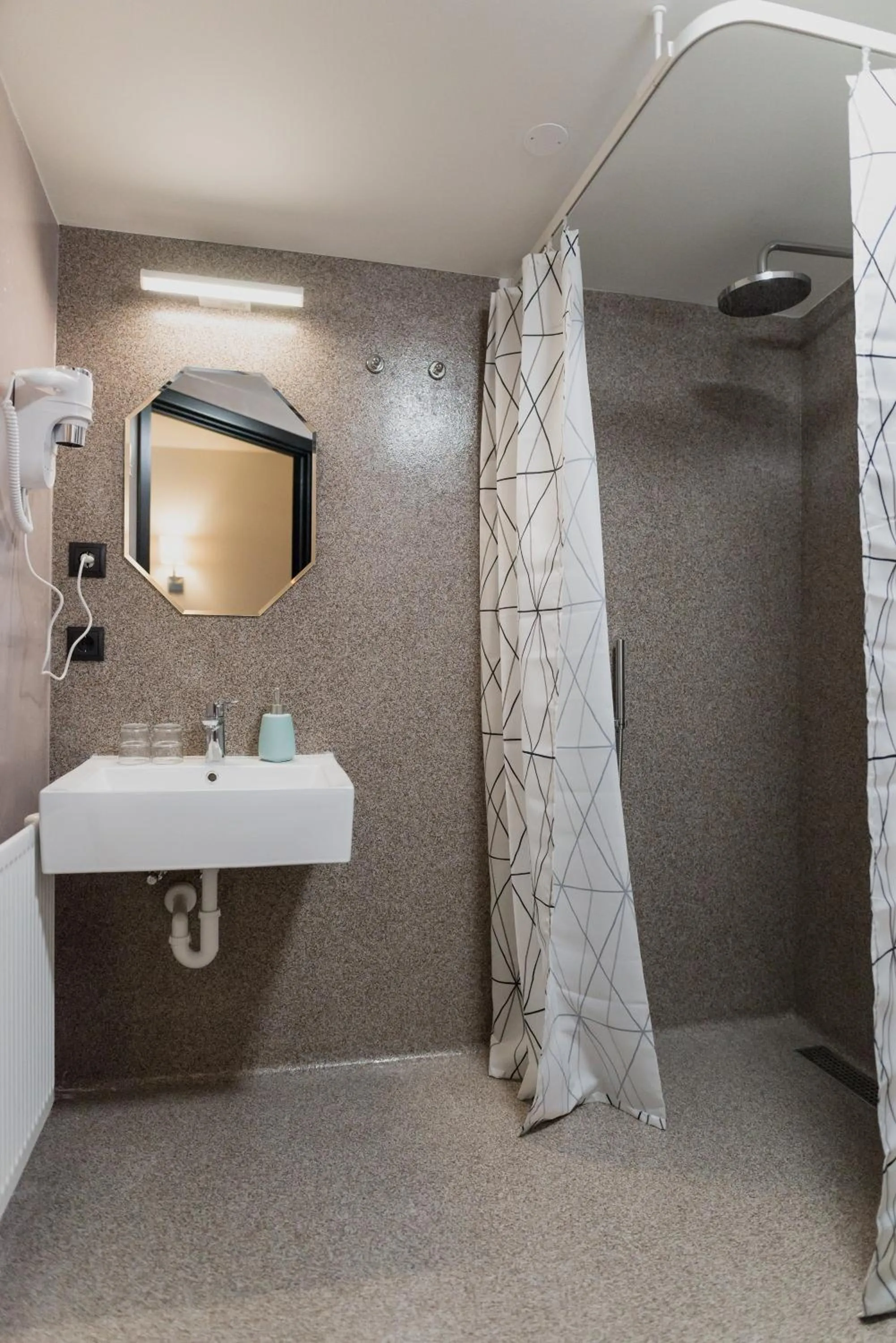 Shower in Hotel Duus by Keflavik Airport