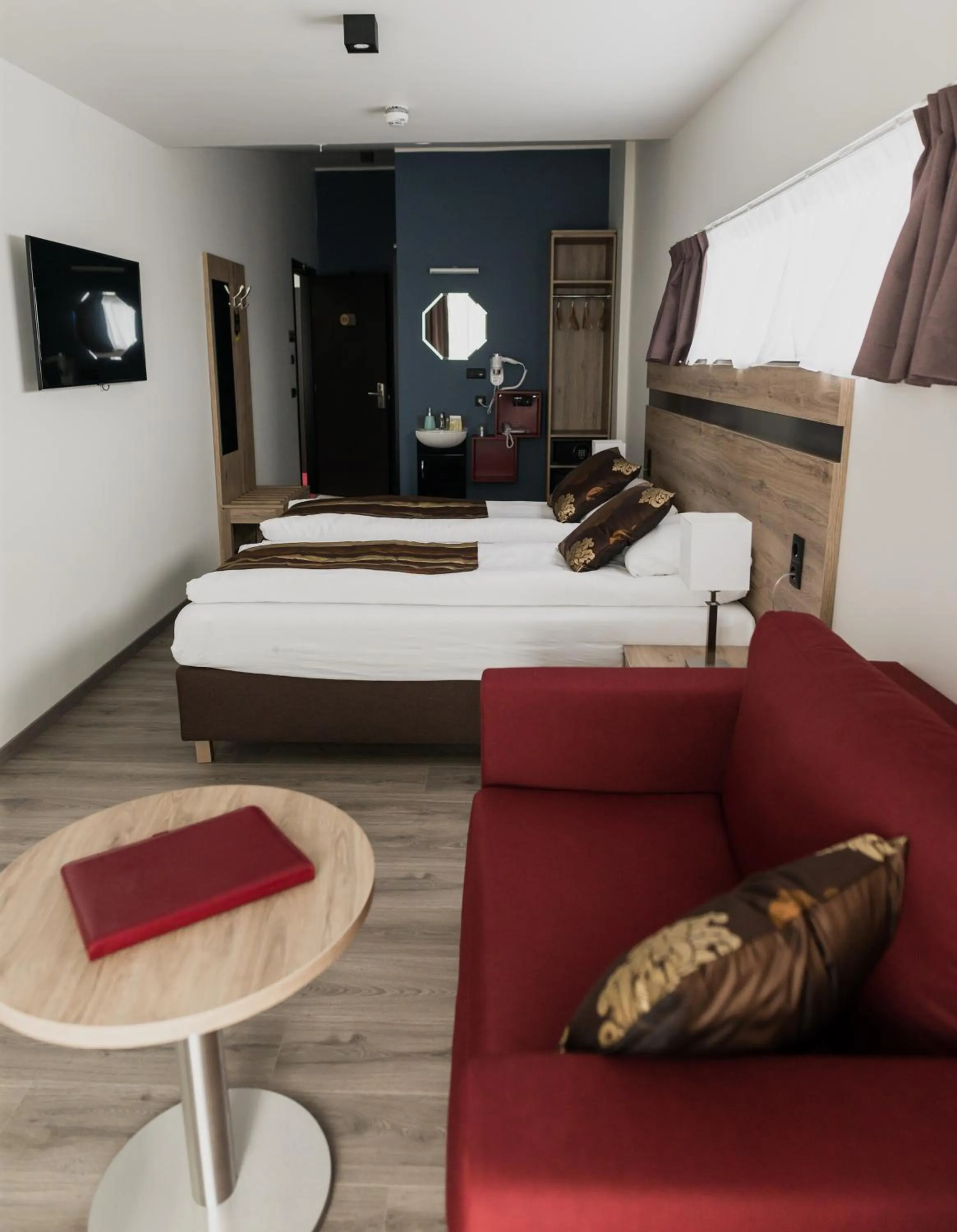 Photo of the whole room, Bed in Hotel Duus by Keflavik Airport