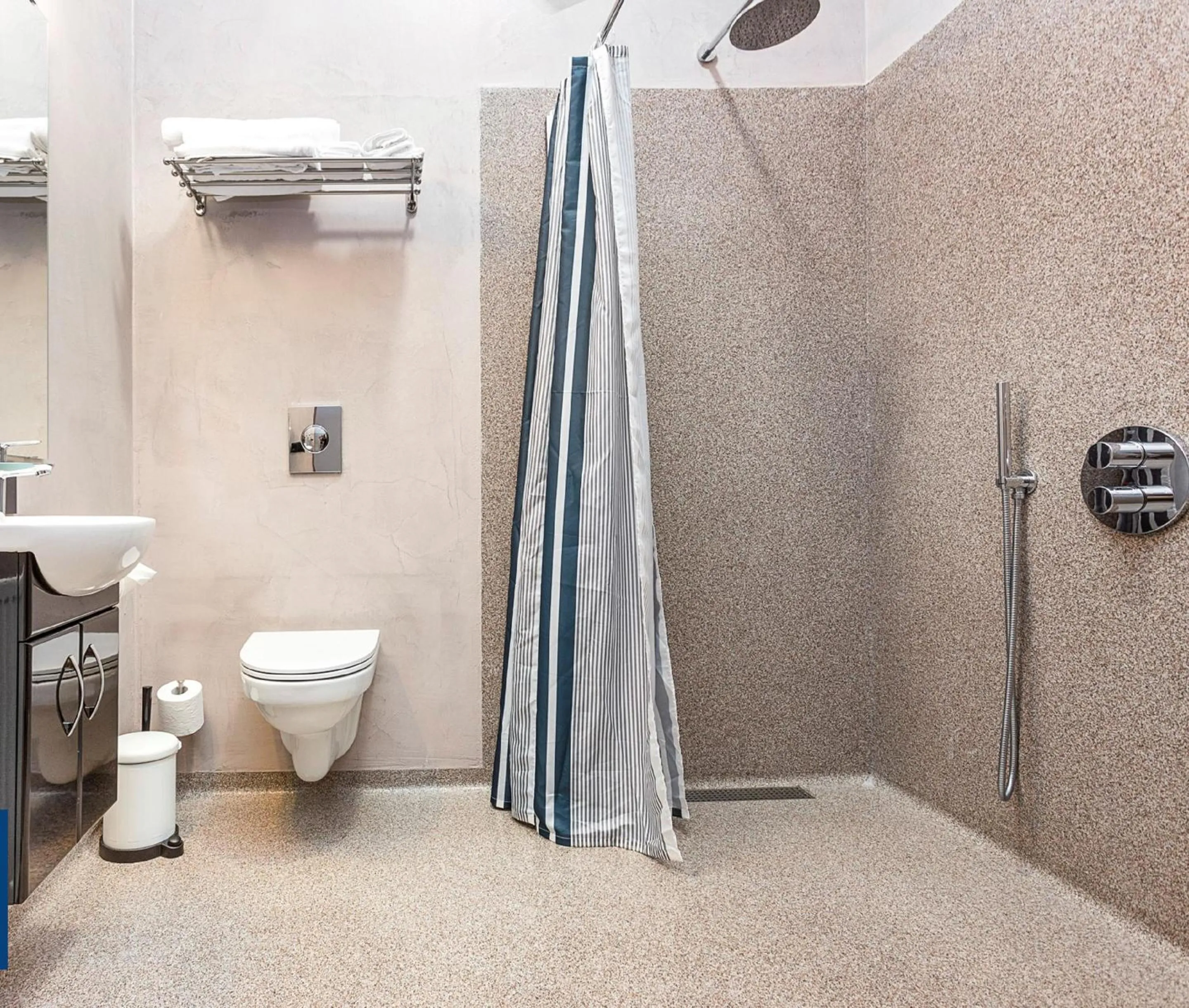 Bathroom in Hotel Duus by Keflavik Airport