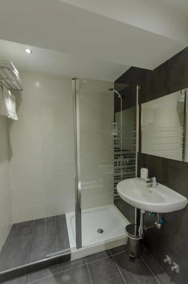 Shower in Hostal Libertad