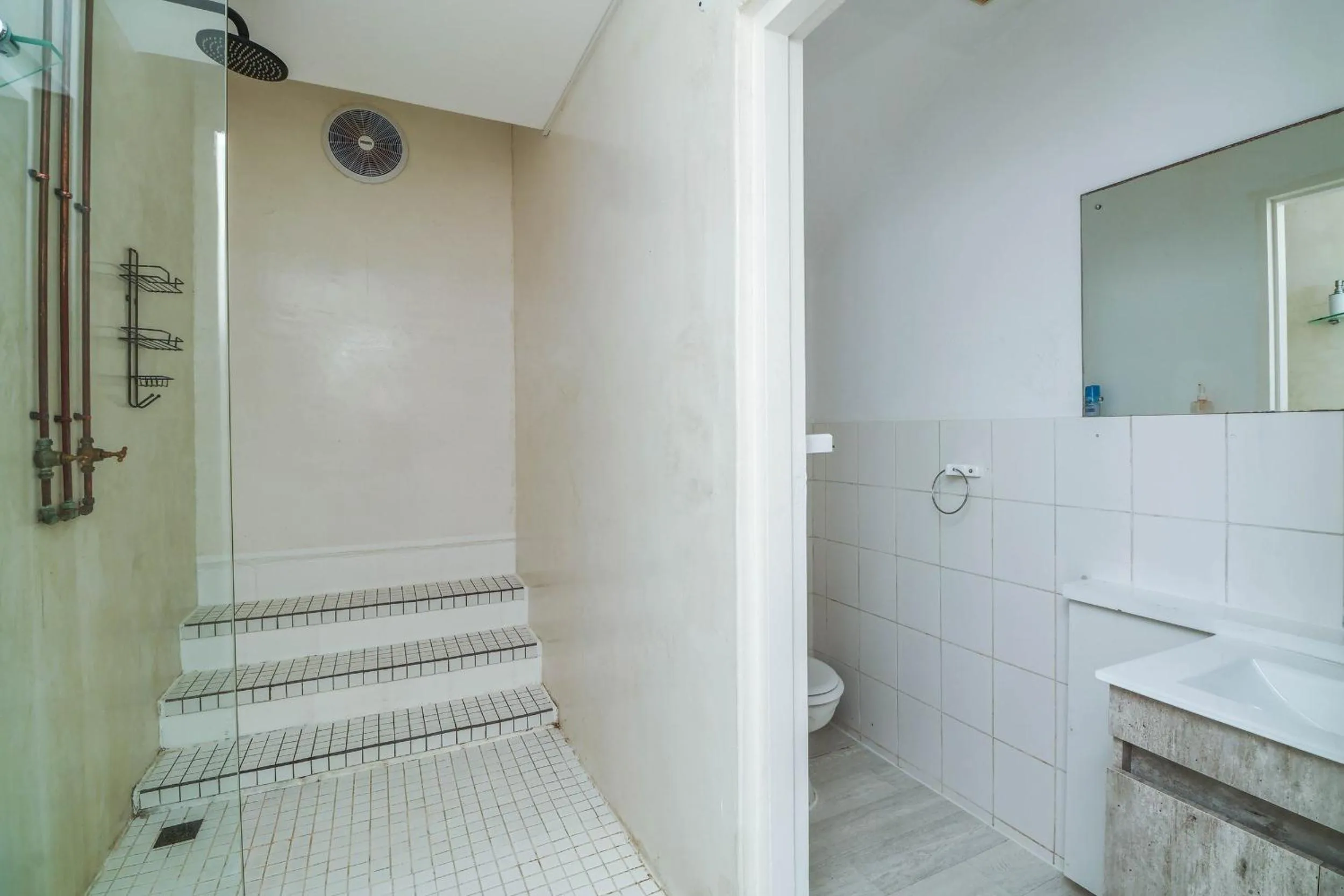 Shower in Glenview Heads Apartments