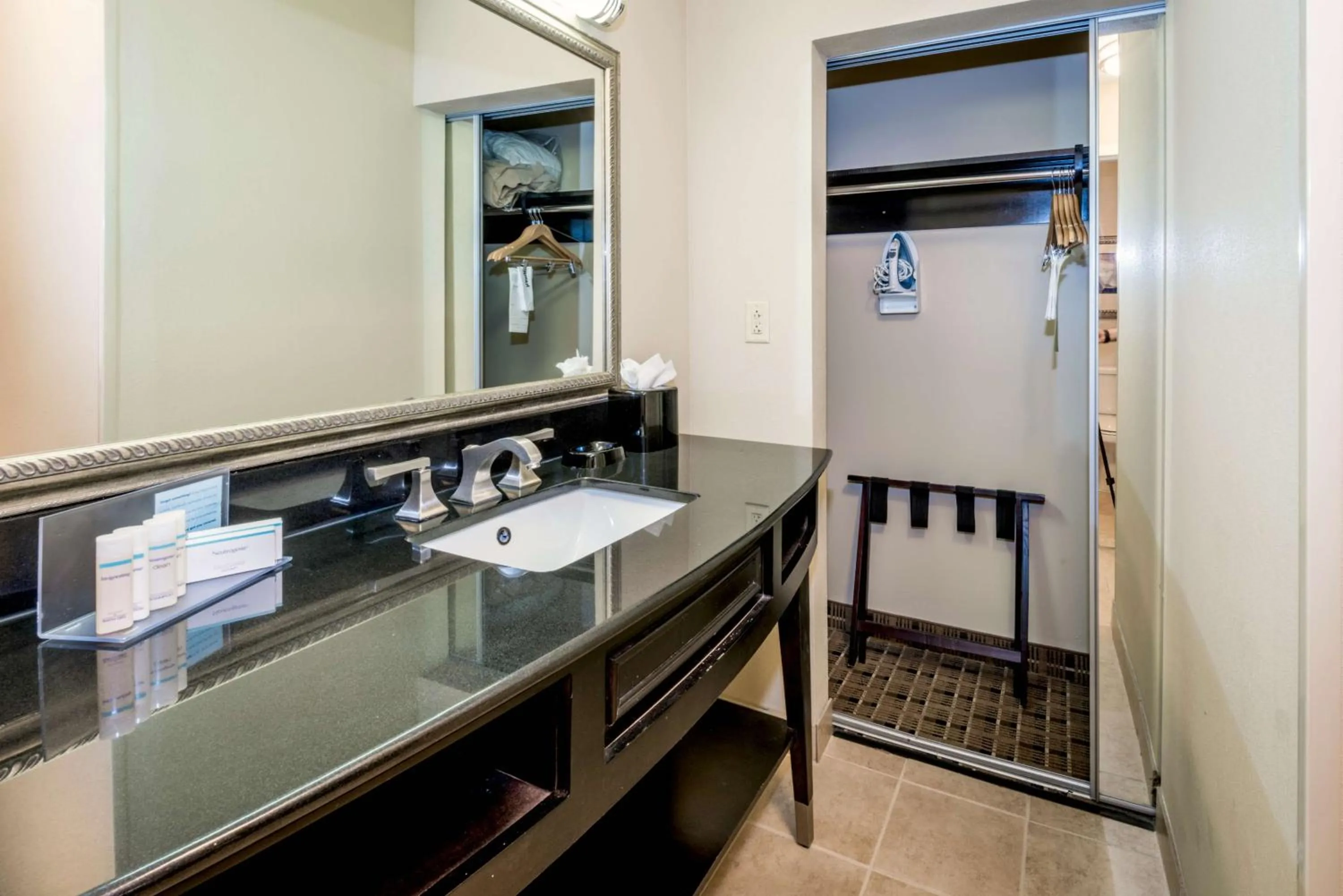 Bed in Hampton Inn & Suites Montgomery-Downtown