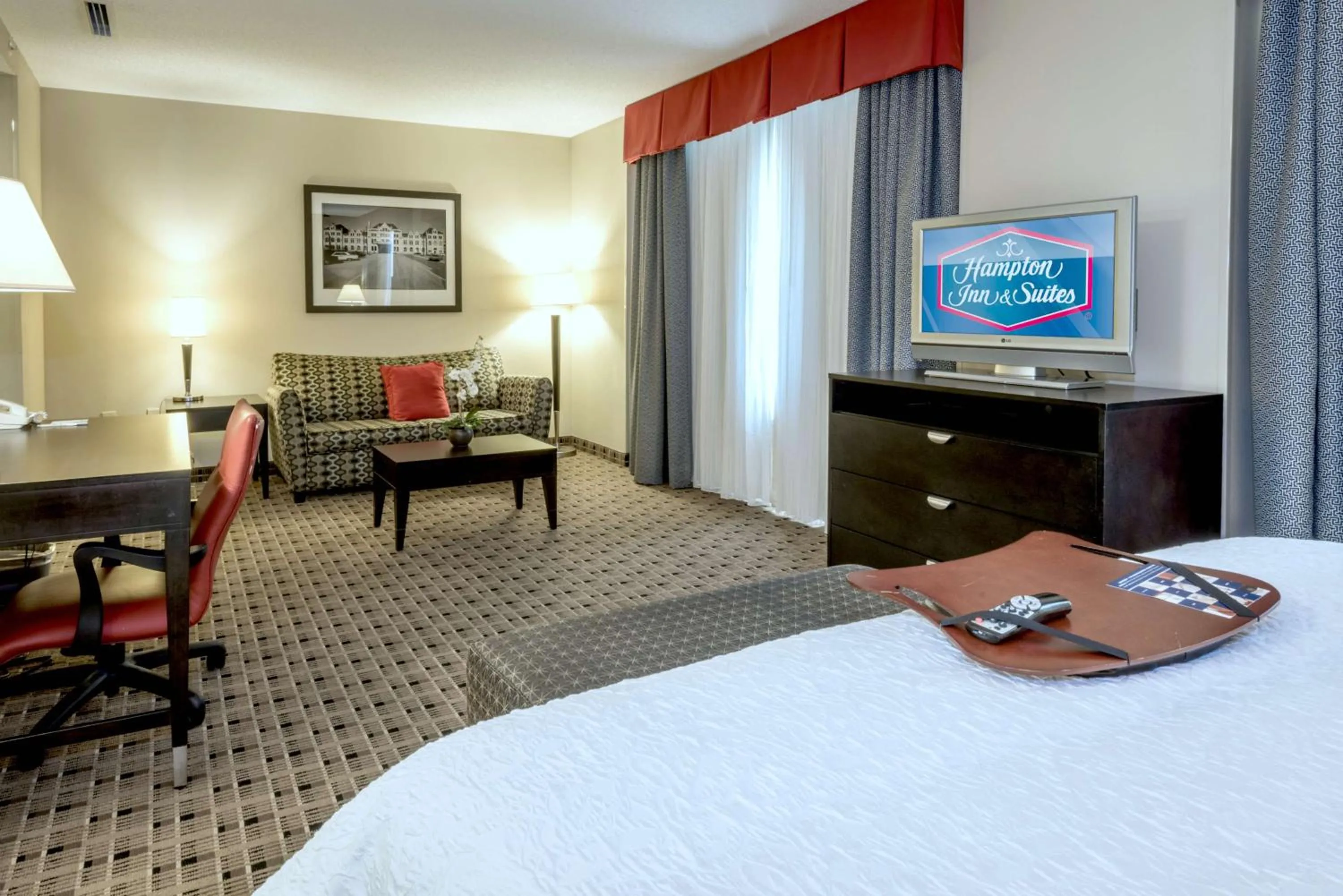Living room, Bed in Hampton Inn & Suites Montgomery-Downtown