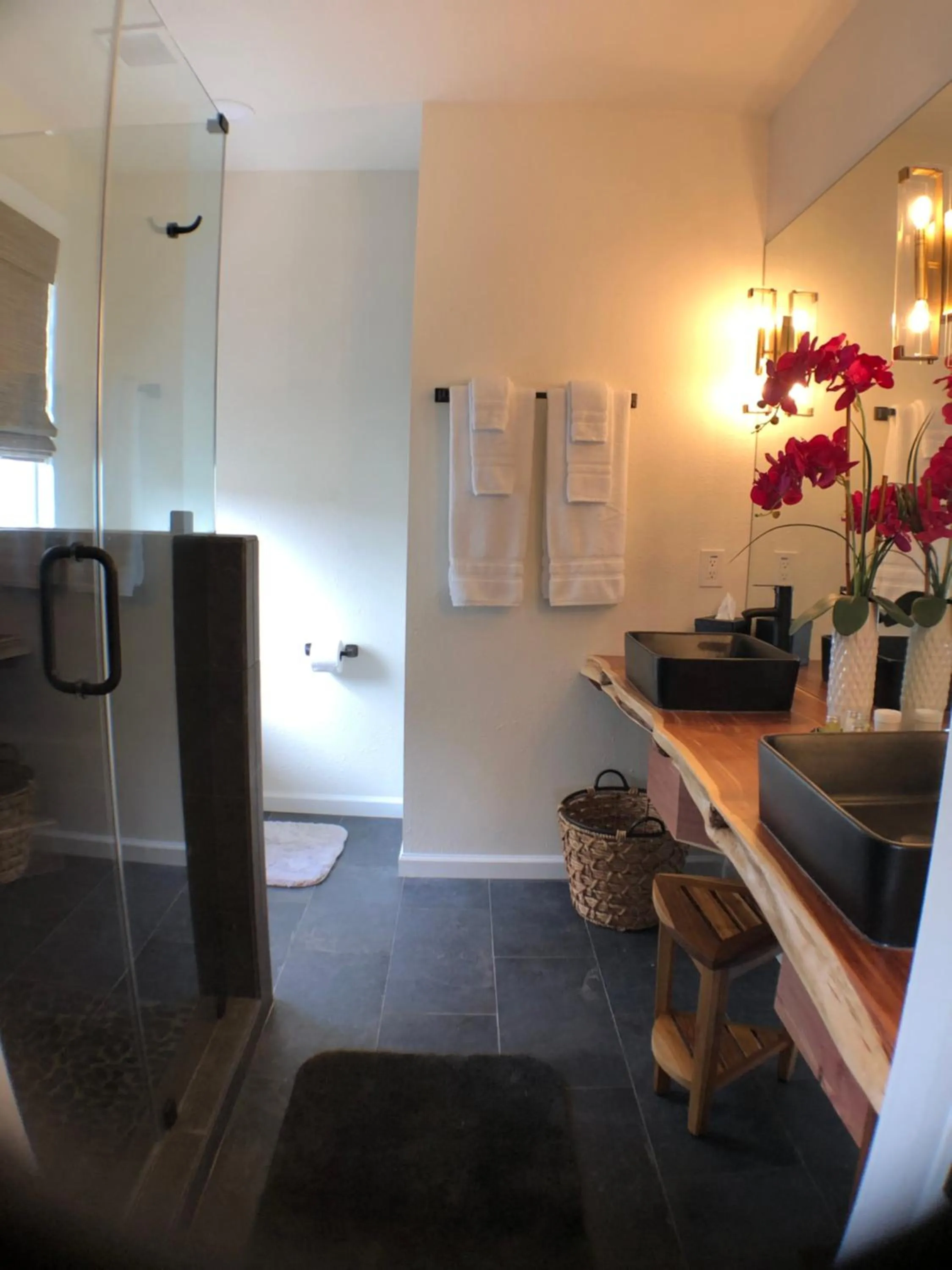 Bathroom in Avenue O Bed and Breakfast