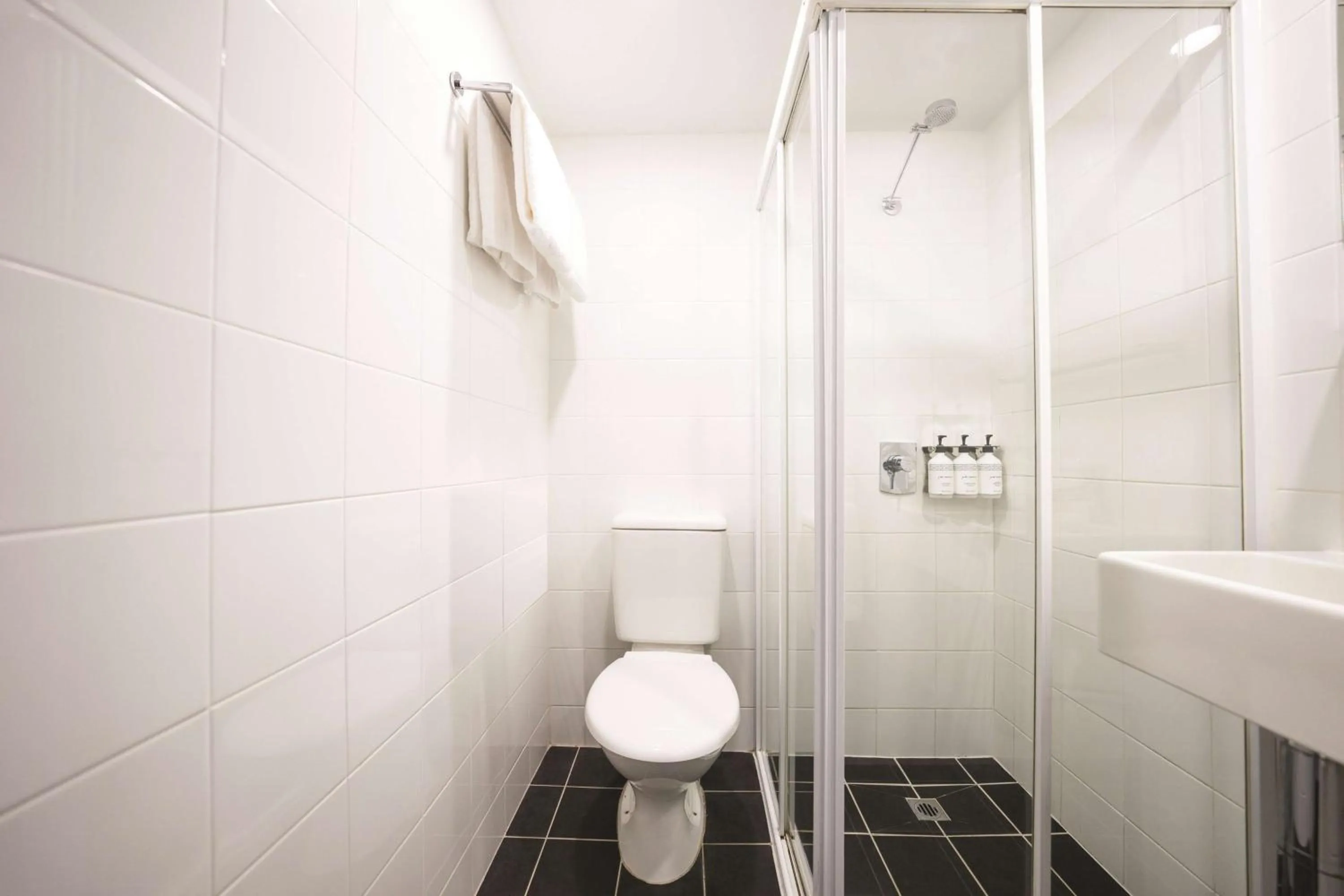 Bathroom in Travelodge Hotel Hobart