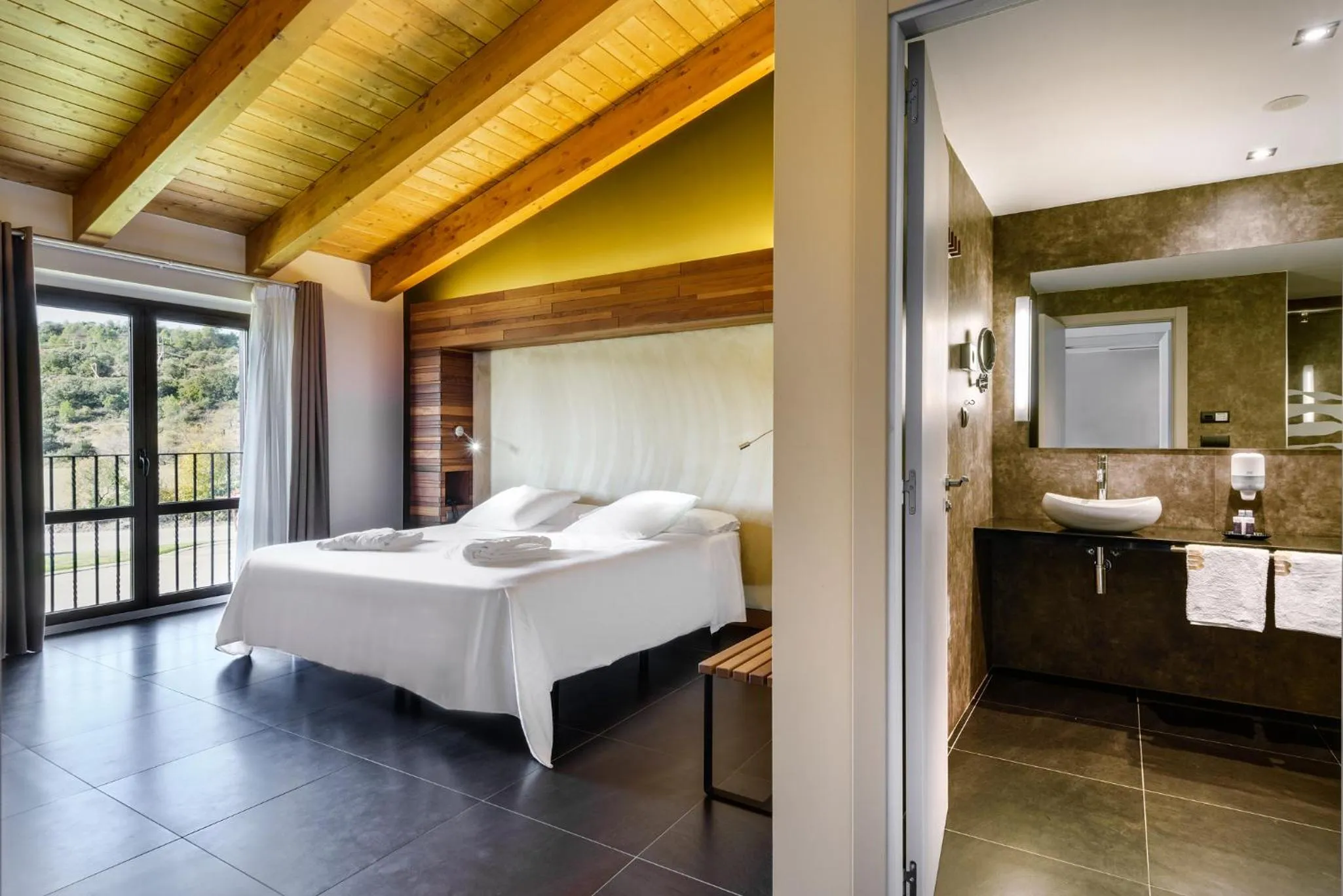 Photo of the whole room, Bed in Hotel Spa Aguas de los Mallos