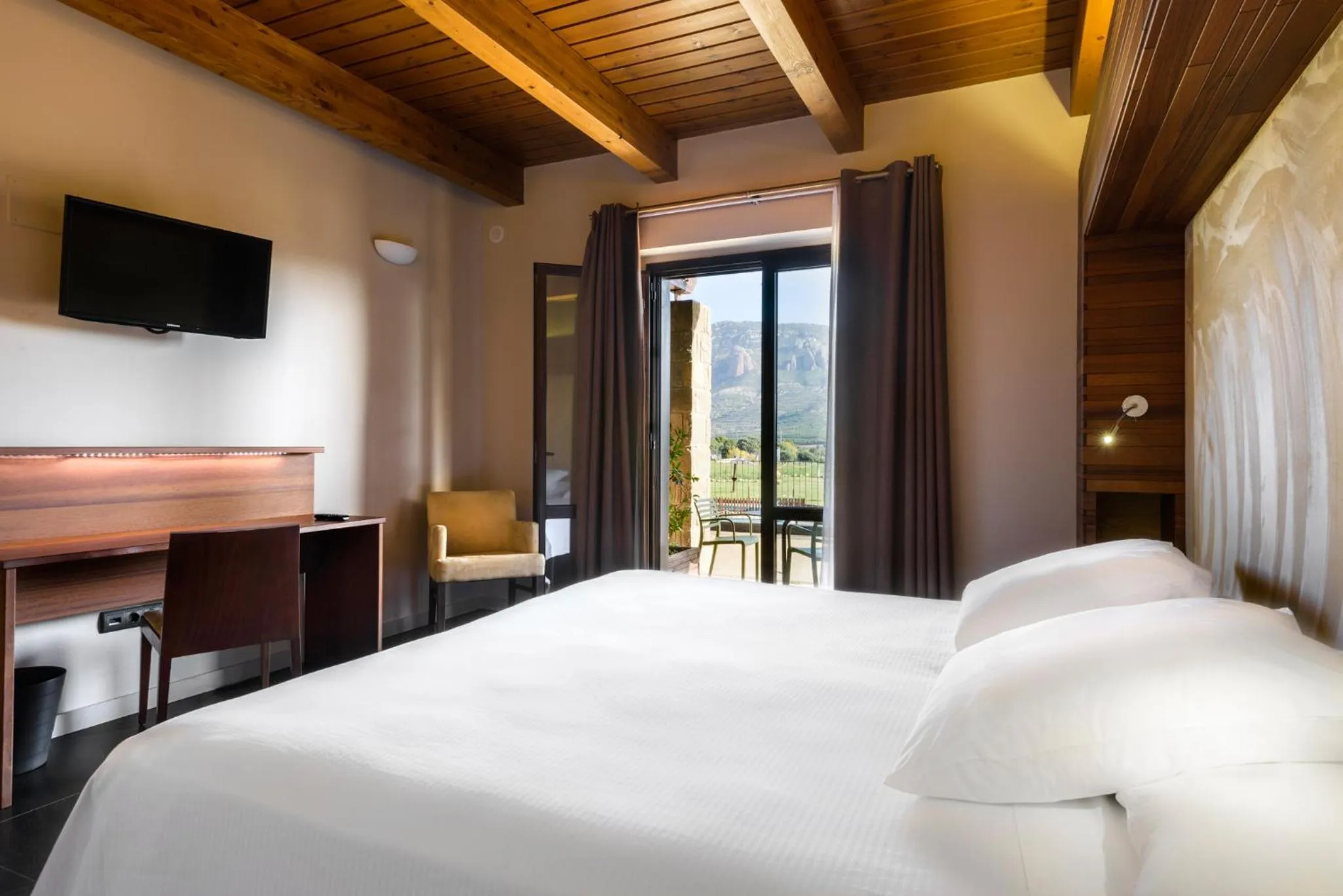 Photo of the whole room, Bed in Hotel Spa Aguas de los Mallos