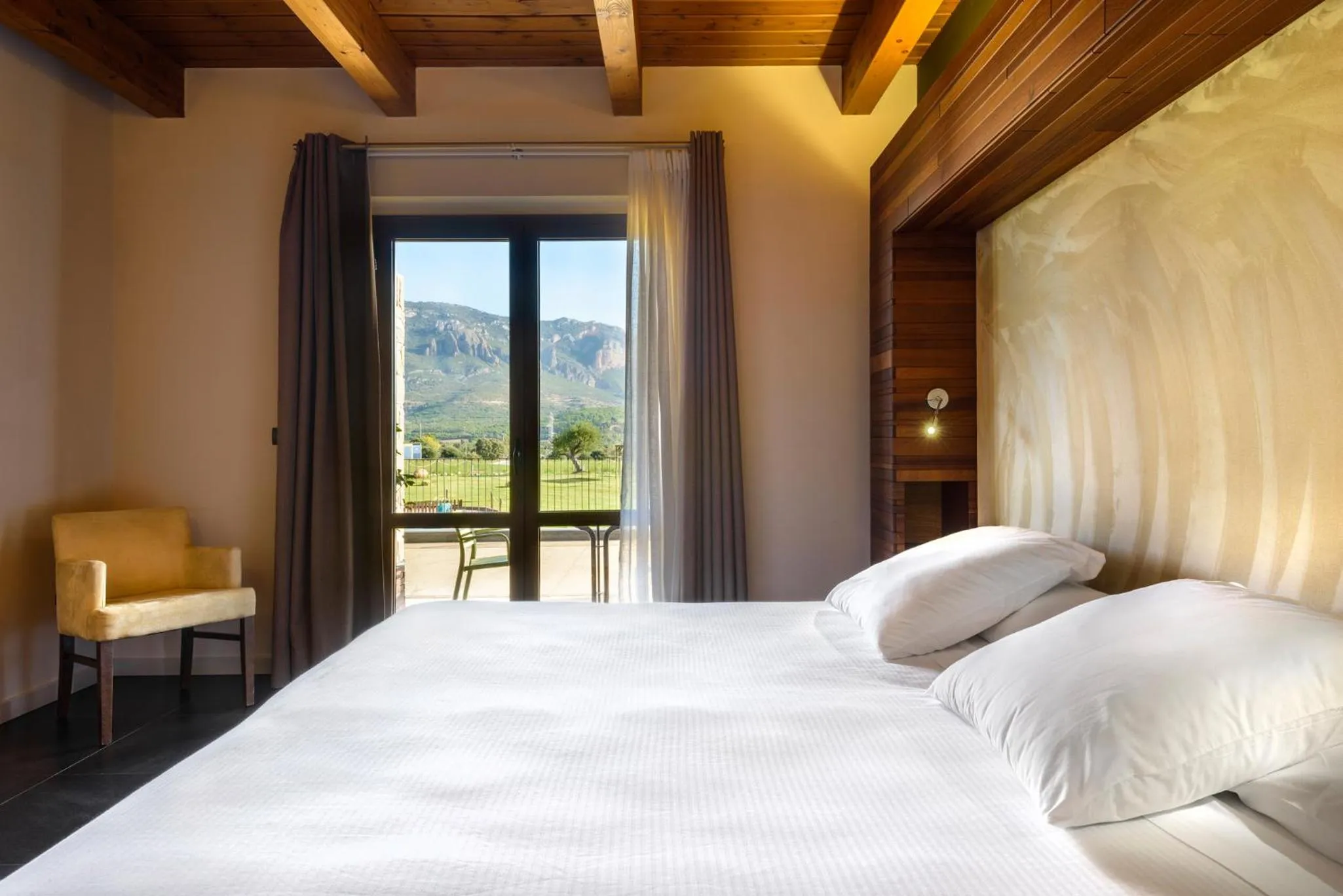 Photo of the whole room, Bed in Hotel Spa Aguas de los Mallos