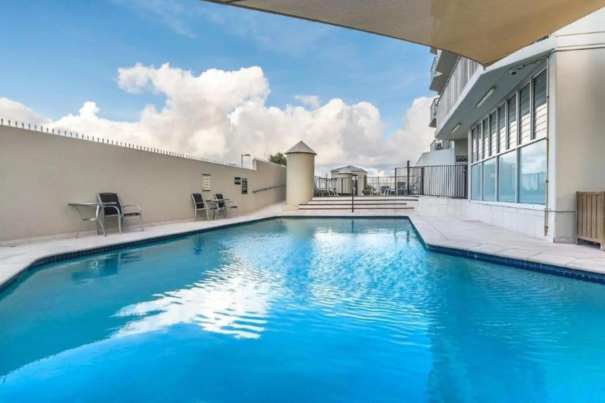 Swimming pool in Golden Sands on the Beach - Absolute Beachfront Apartments