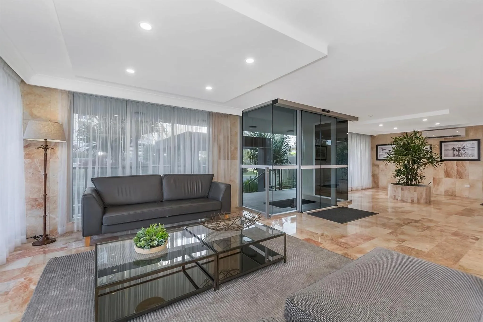 Lobby or reception in Golden Sands on the Beach - Absolute Beachfront Apartments