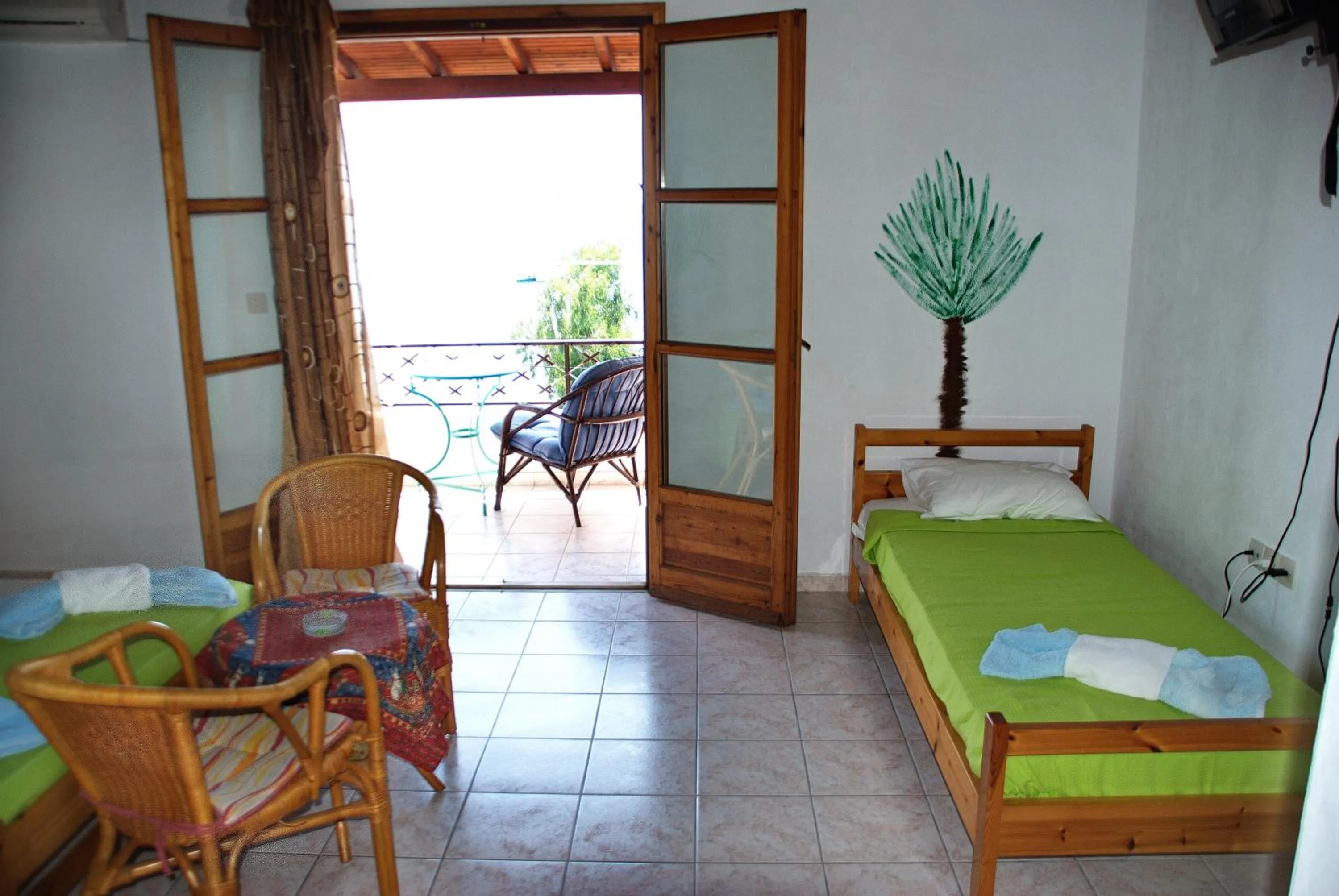 Photo of the whole room, Bed in Azalea