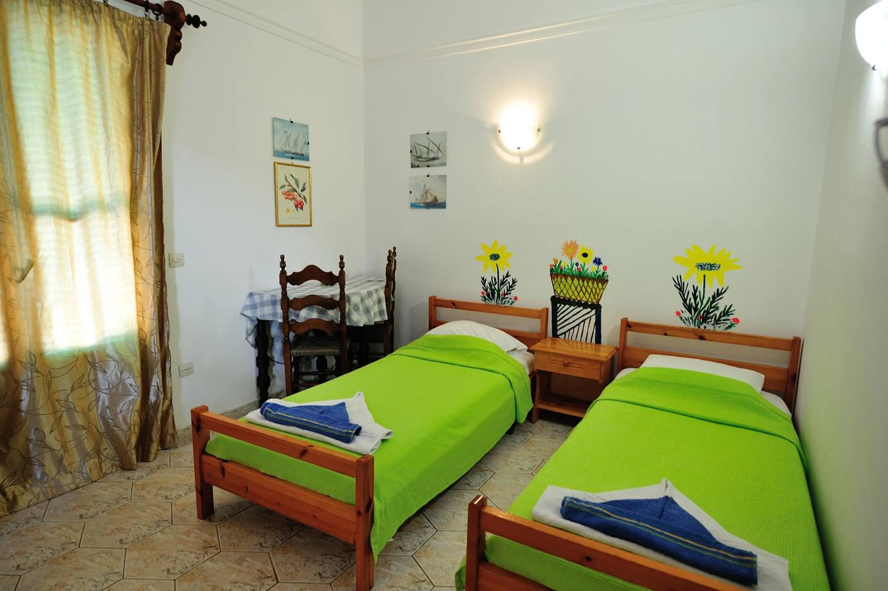 Photo of the whole room, Bed in Azalea