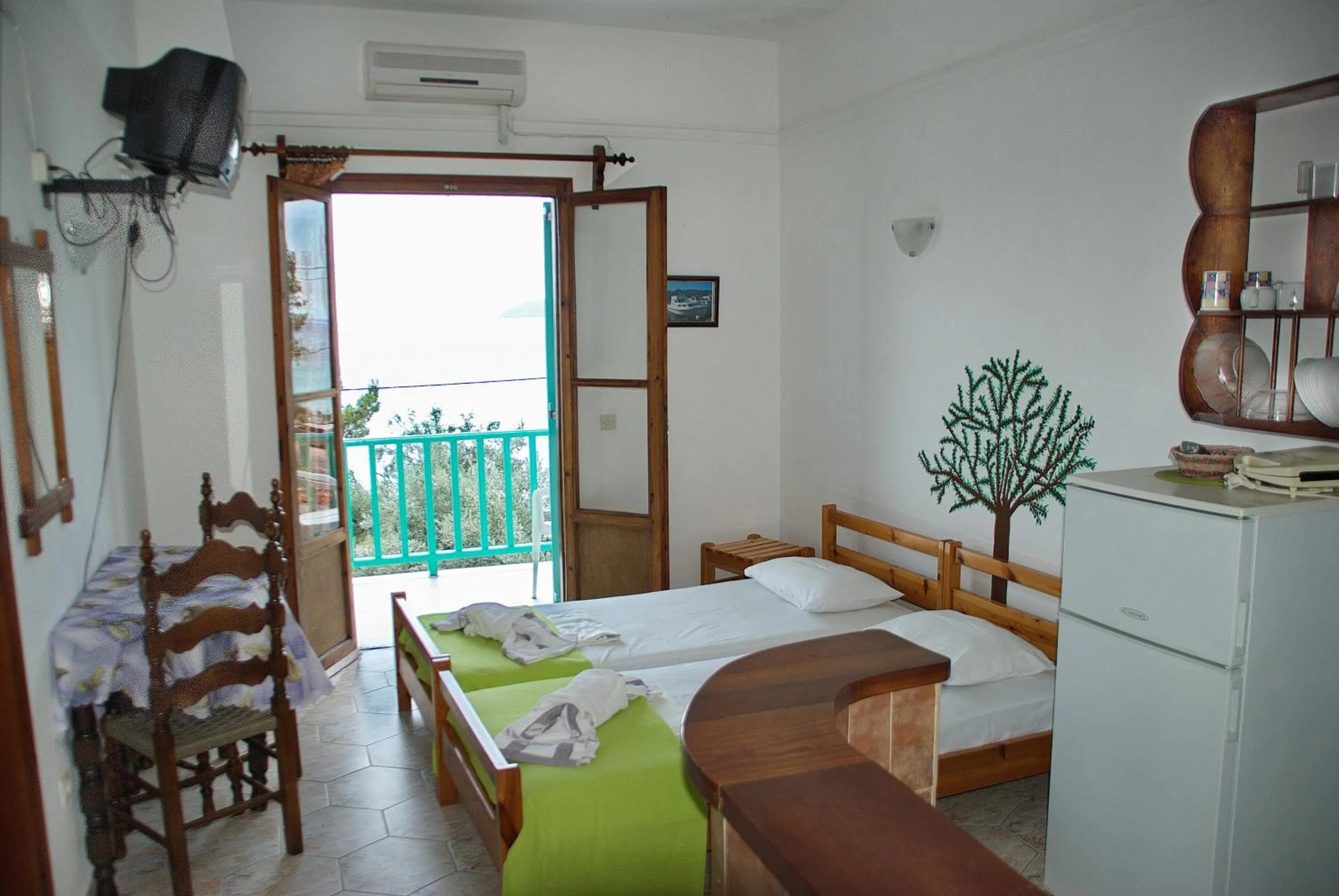 Photo of the whole room, Bed in Azalea