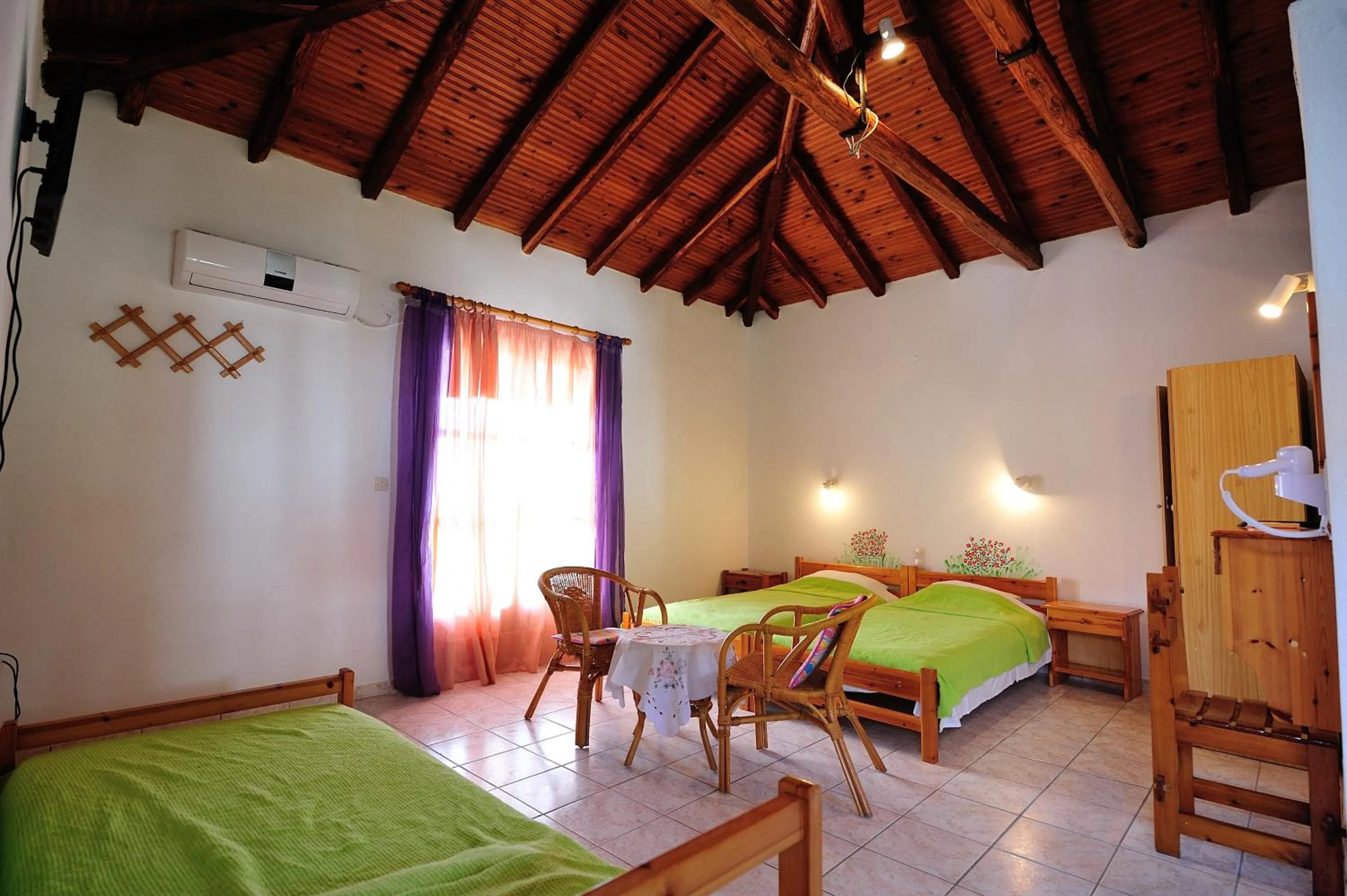 Photo of the whole room, Bed in Azalea