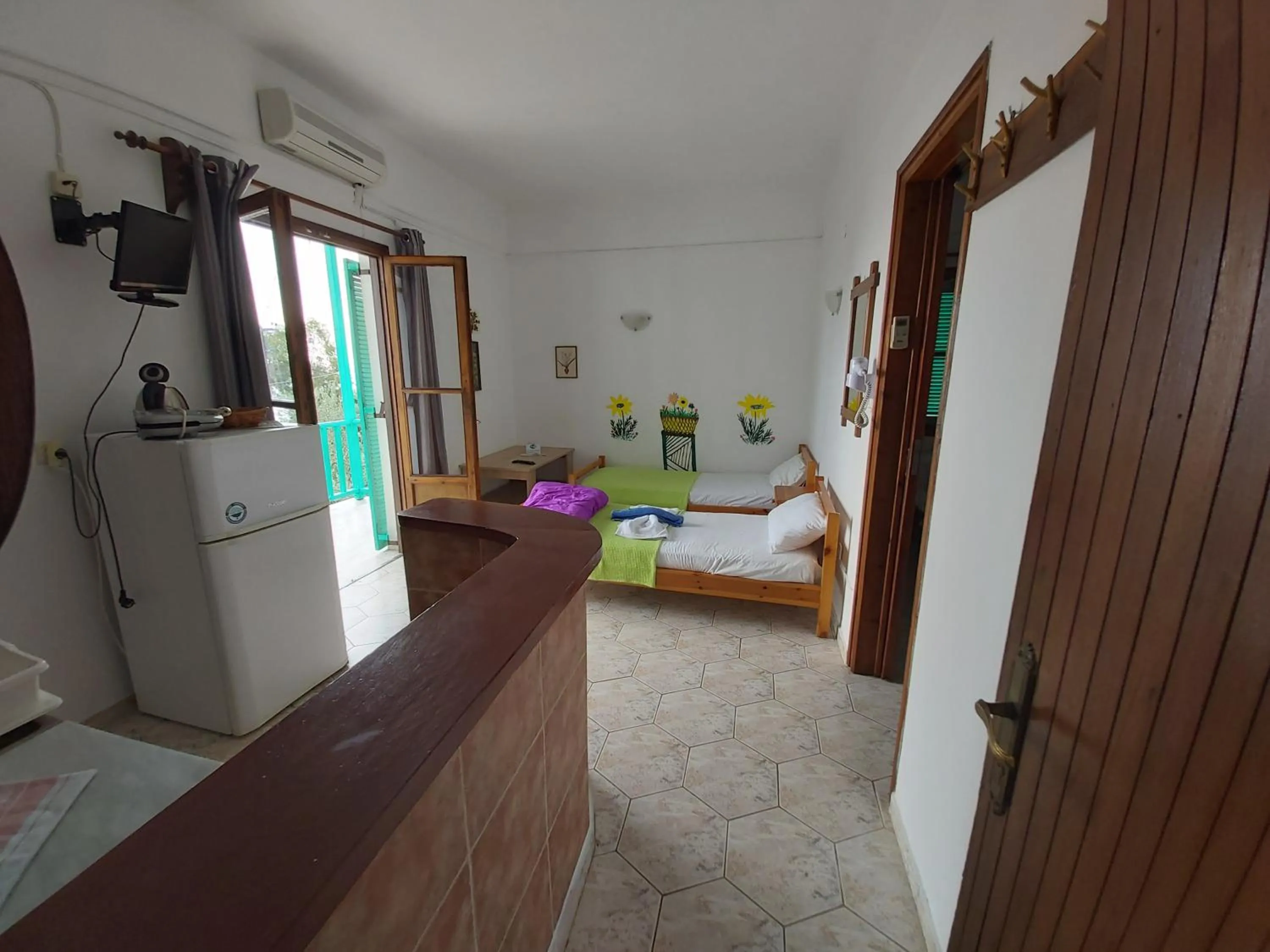 Photo of the whole room, Bed in Azalea