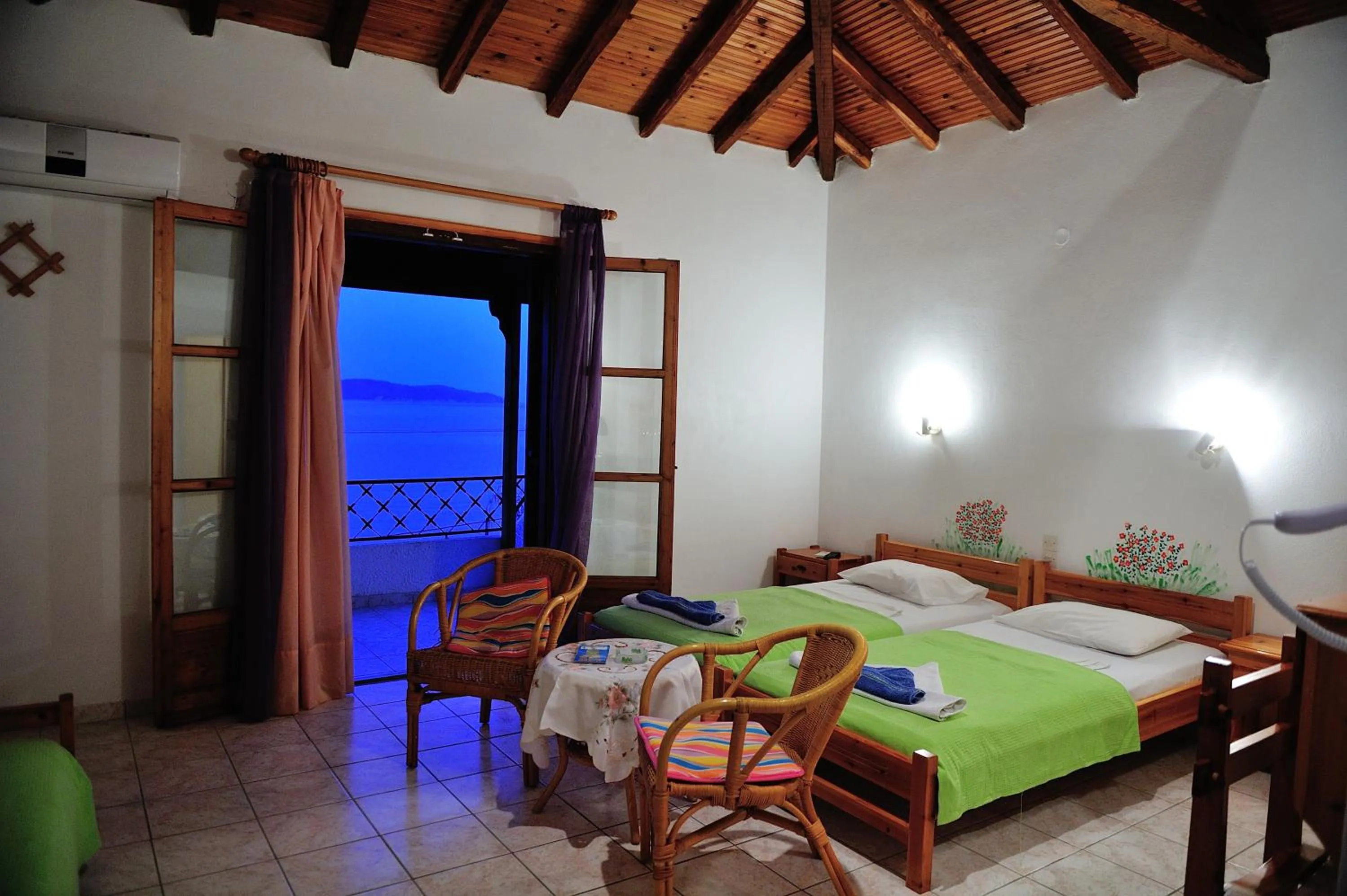 Photo of the whole room, Bed in Azalea