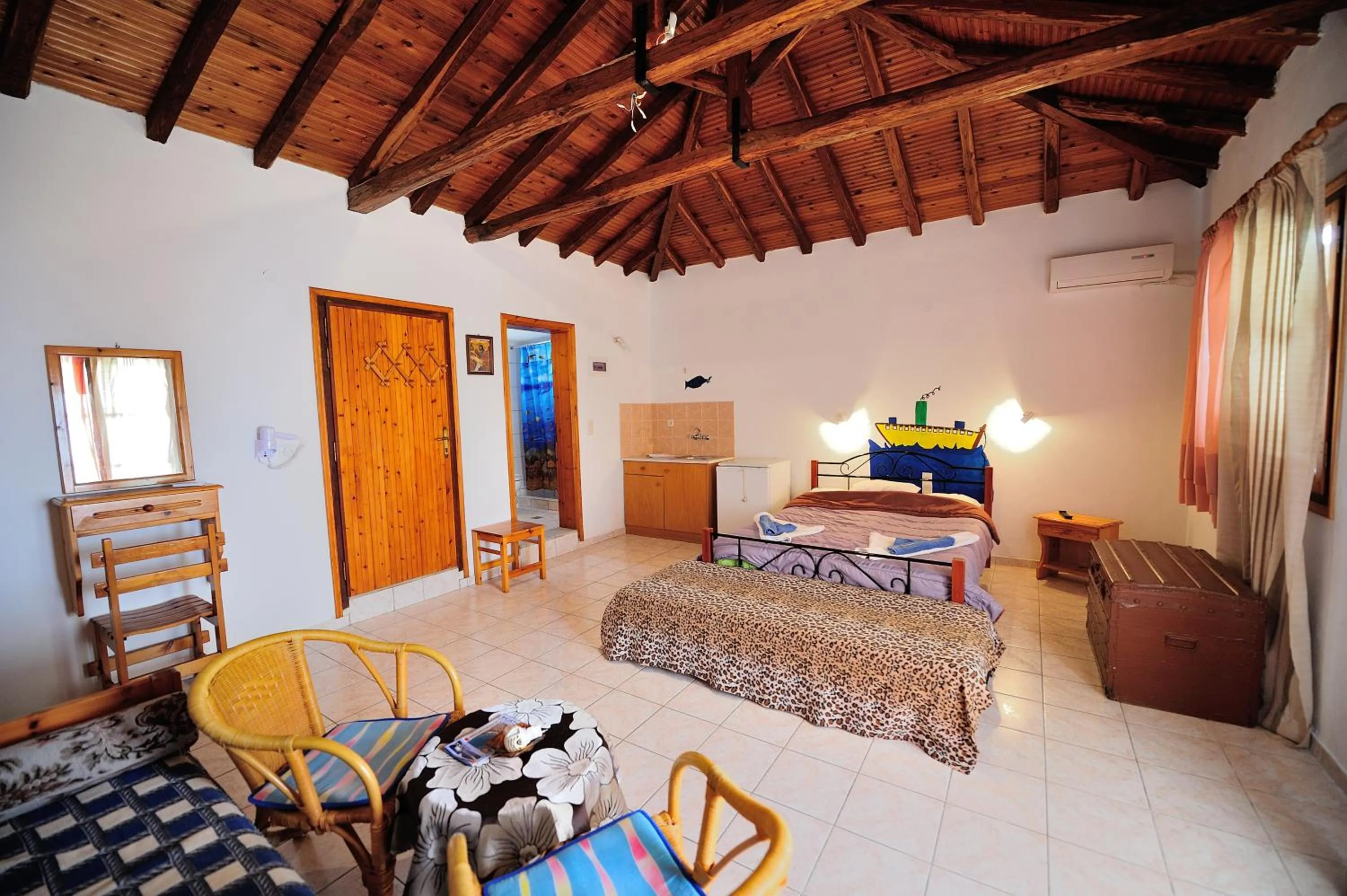 Photo of the whole room, Bed in Azalea