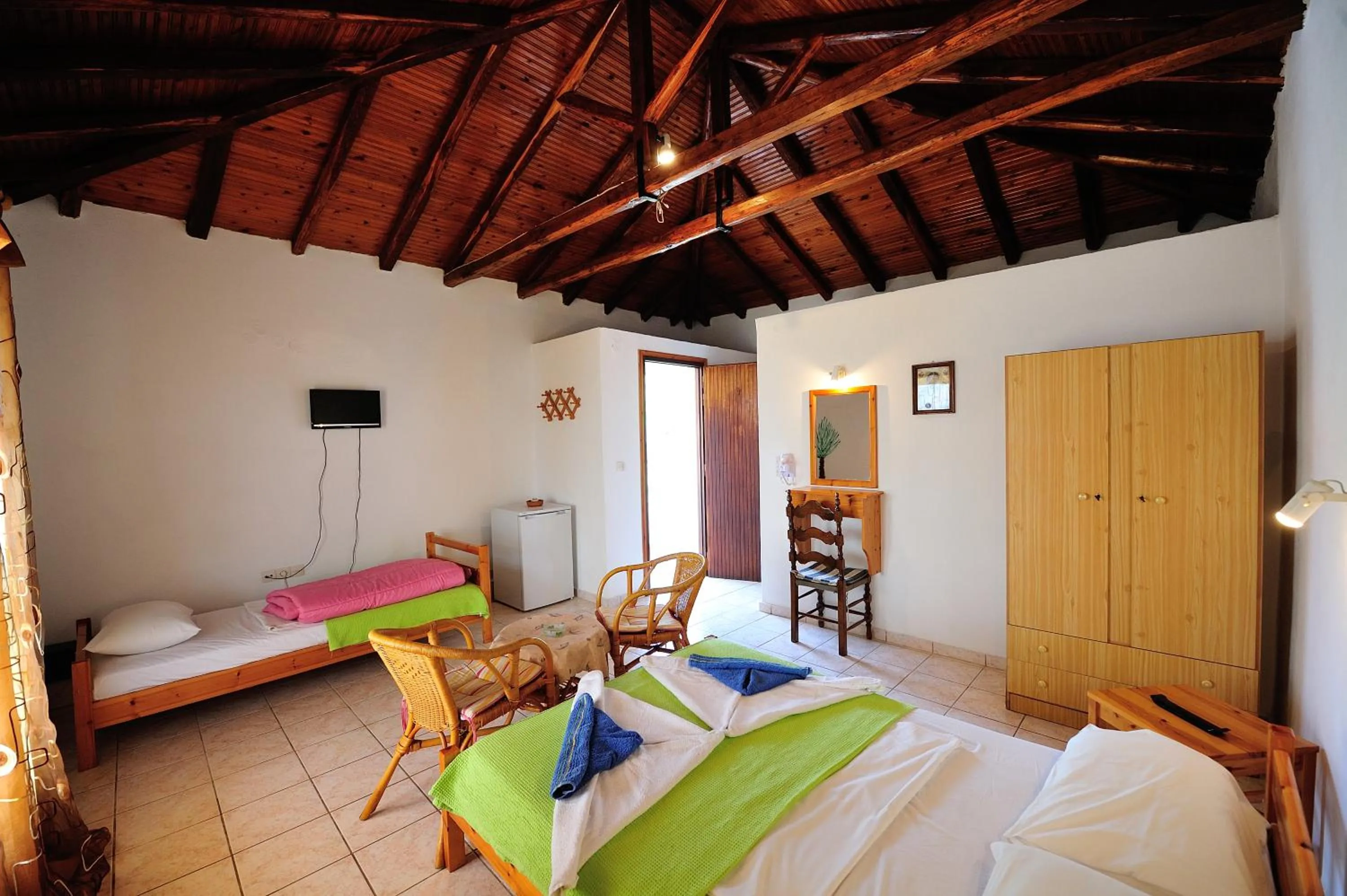 Photo of the whole room, Bed in Azalea