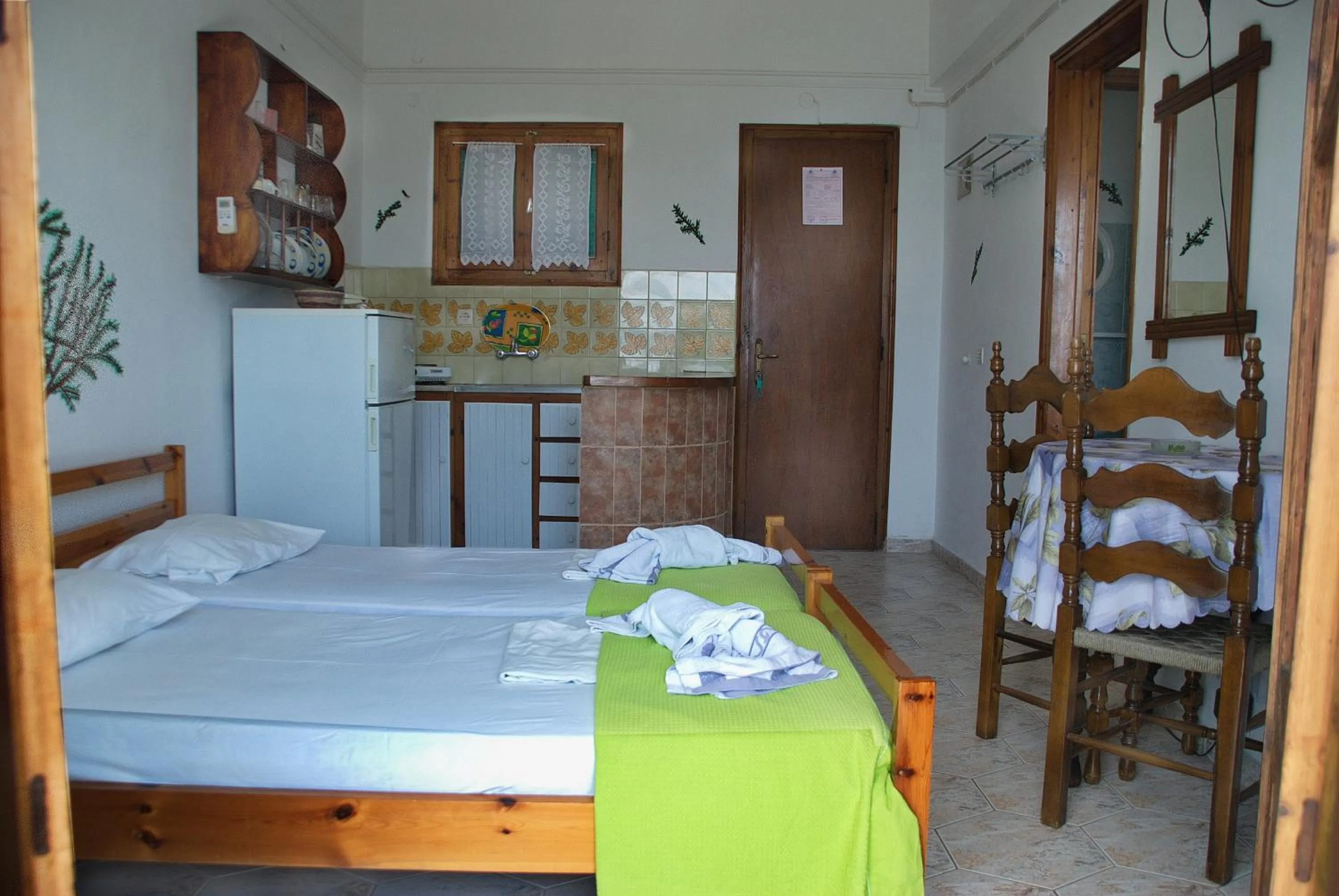 Photo of the whole room, Bed in Azalea