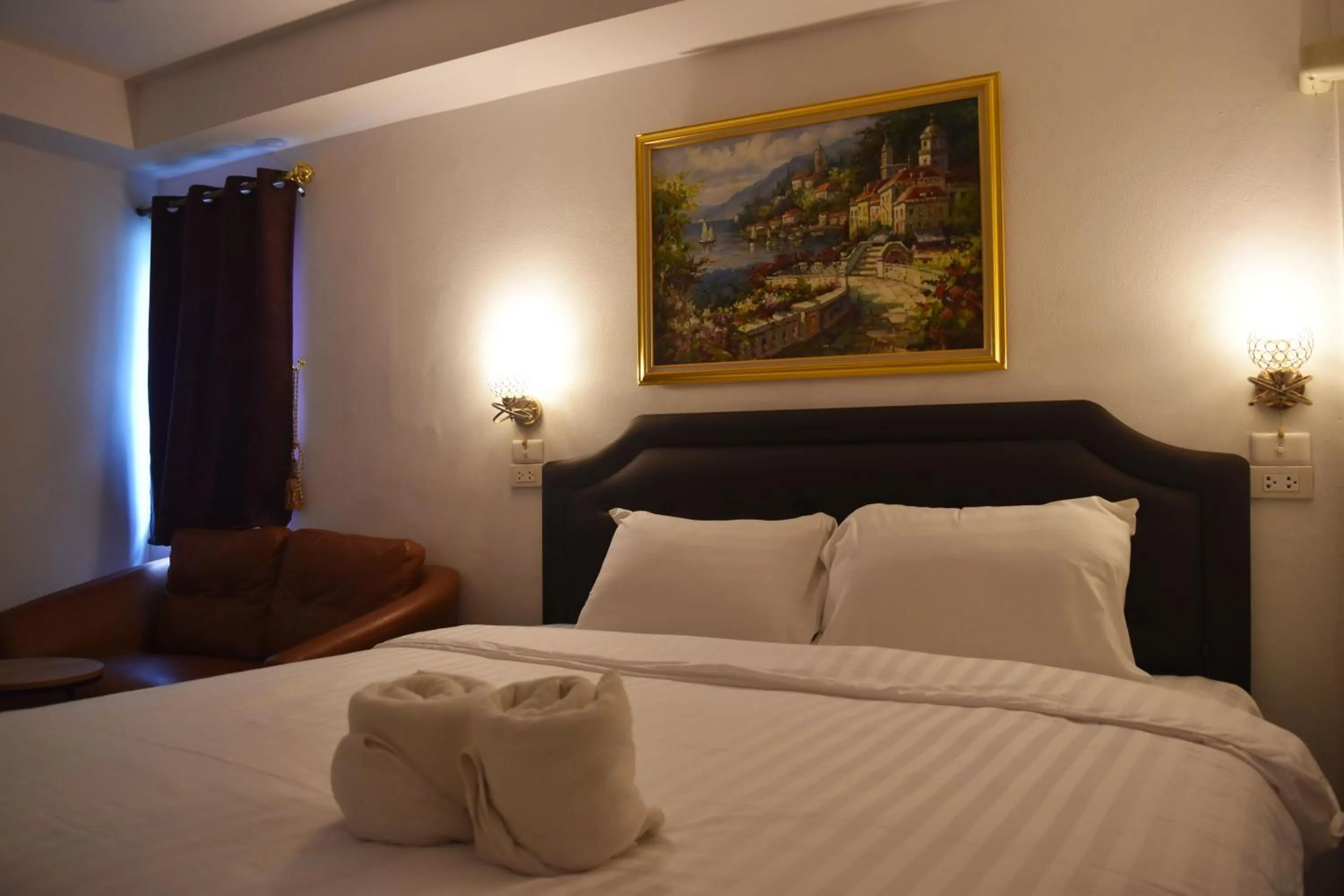 Photo of the whole room, Bed in Chiang Mai Heritage House