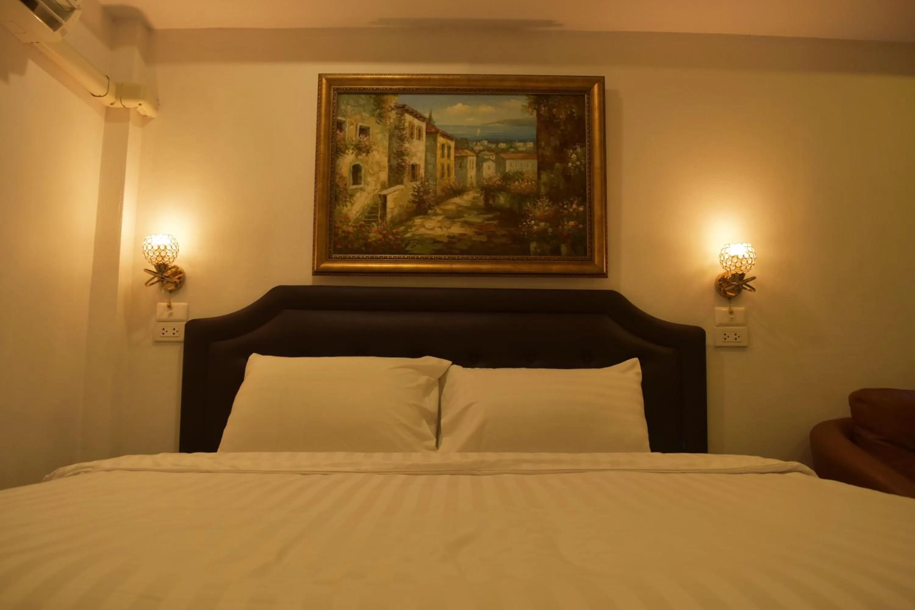 Photo of the whole room, Bed in Chiang Mai Heritage House