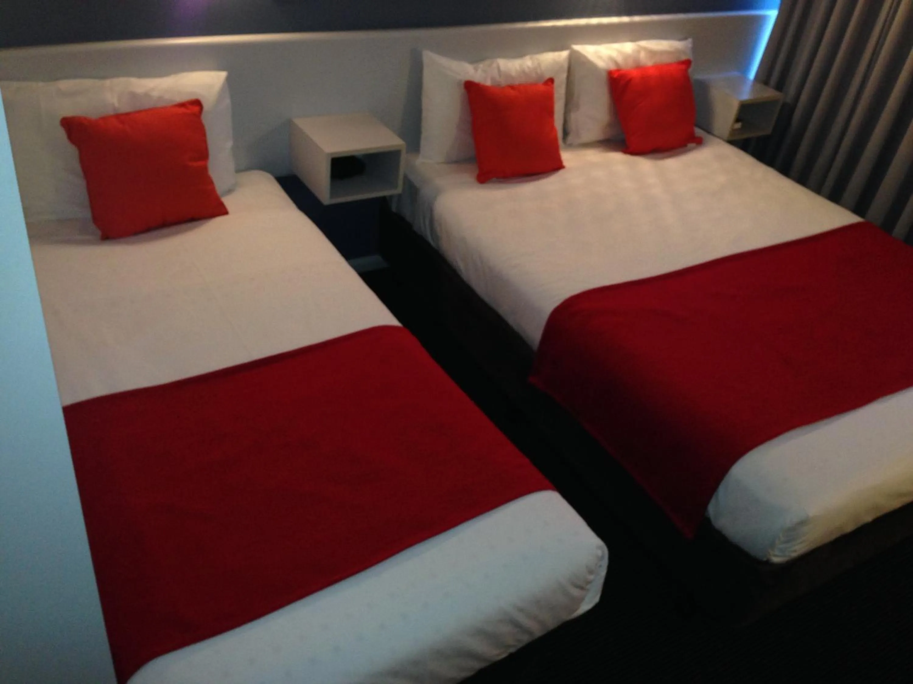 Shower, Bed in Waterfront Lodge Motel