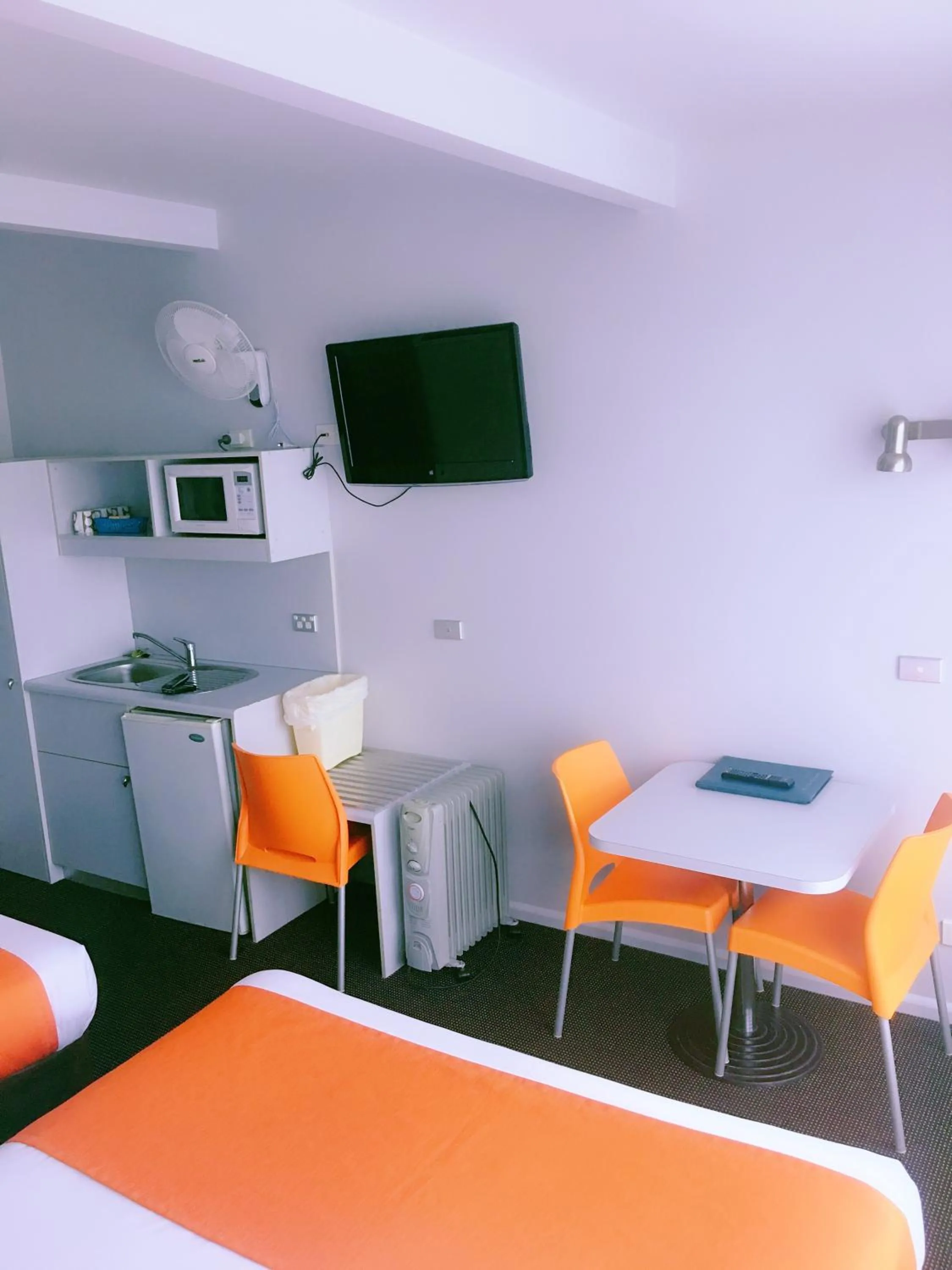 Kitchen or kitchenette in Waterfront Lodge Motel