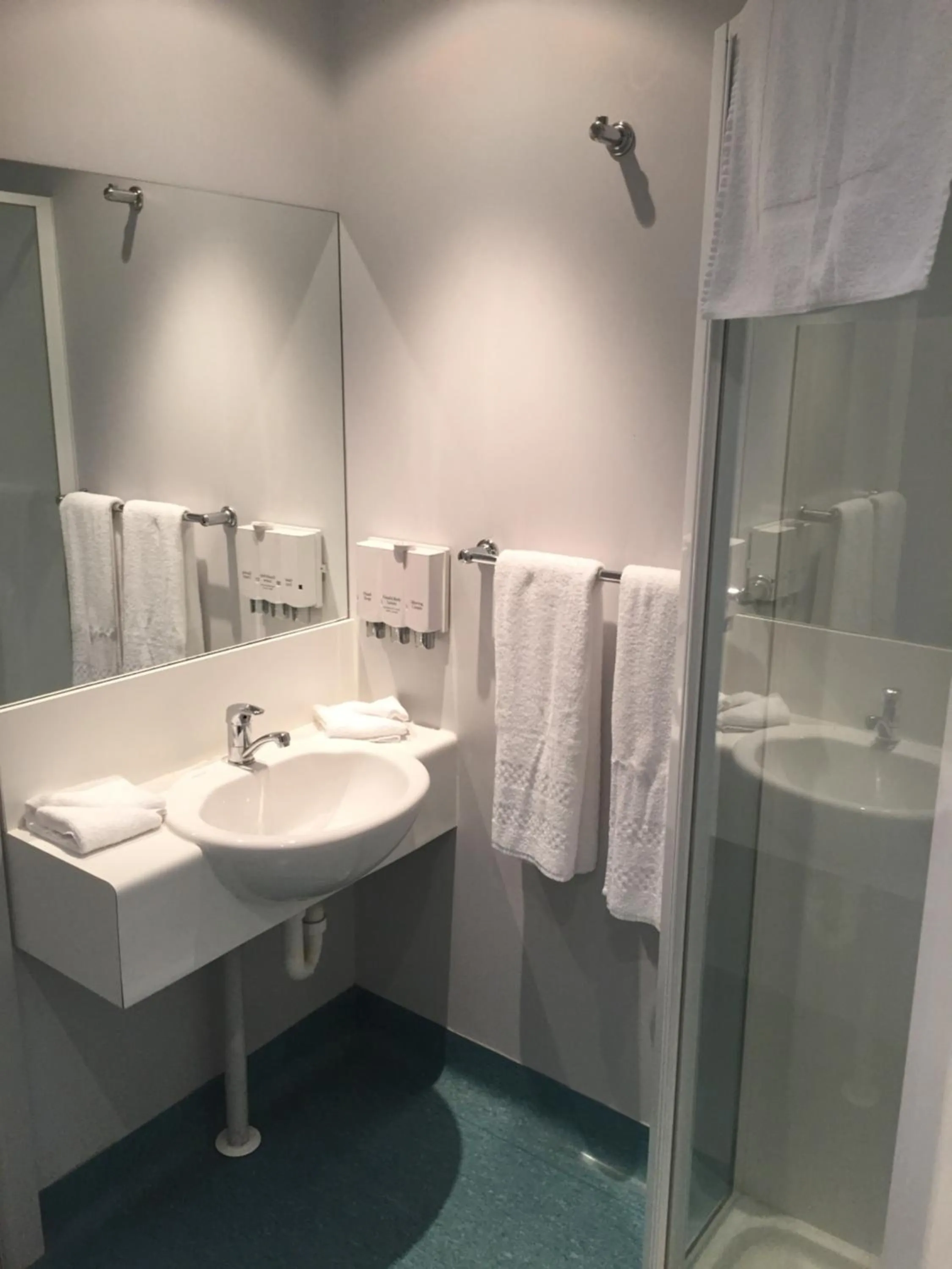 Shower in Waterfront Lodge Motel